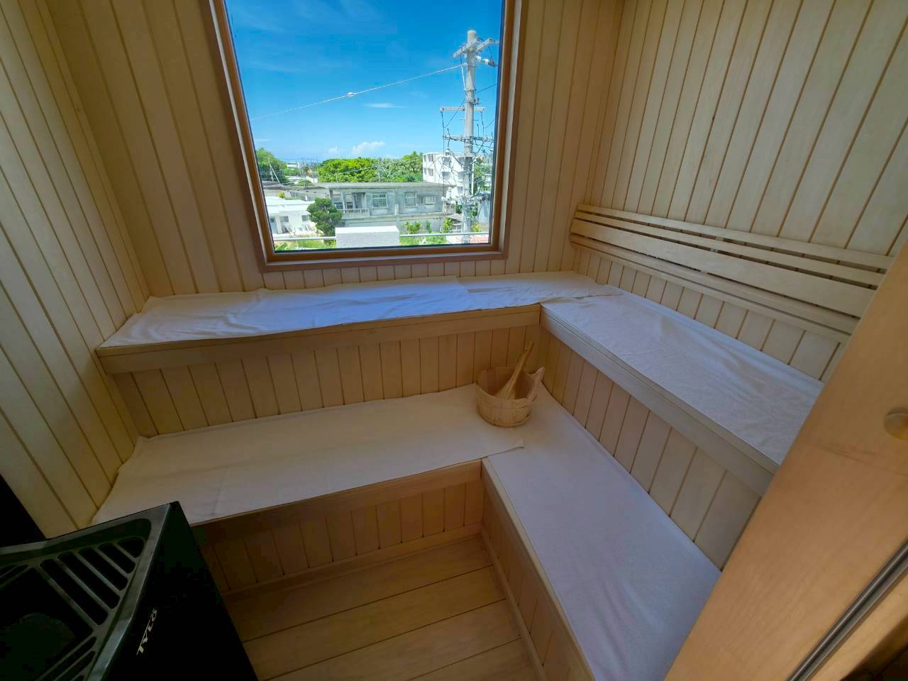 屋上サウナルーム内