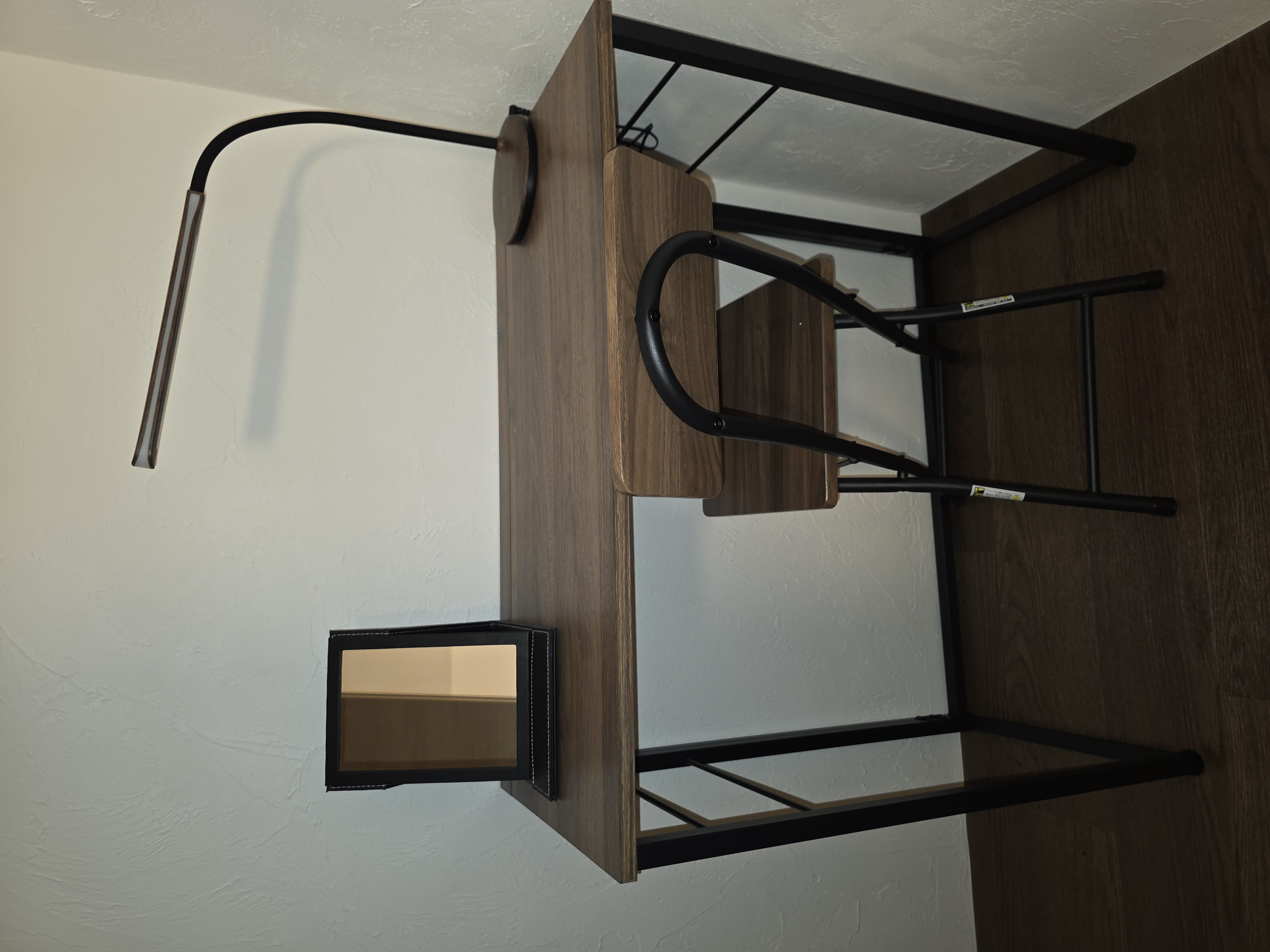 各寝室へテーブル・チェア・鏡・ライト設置