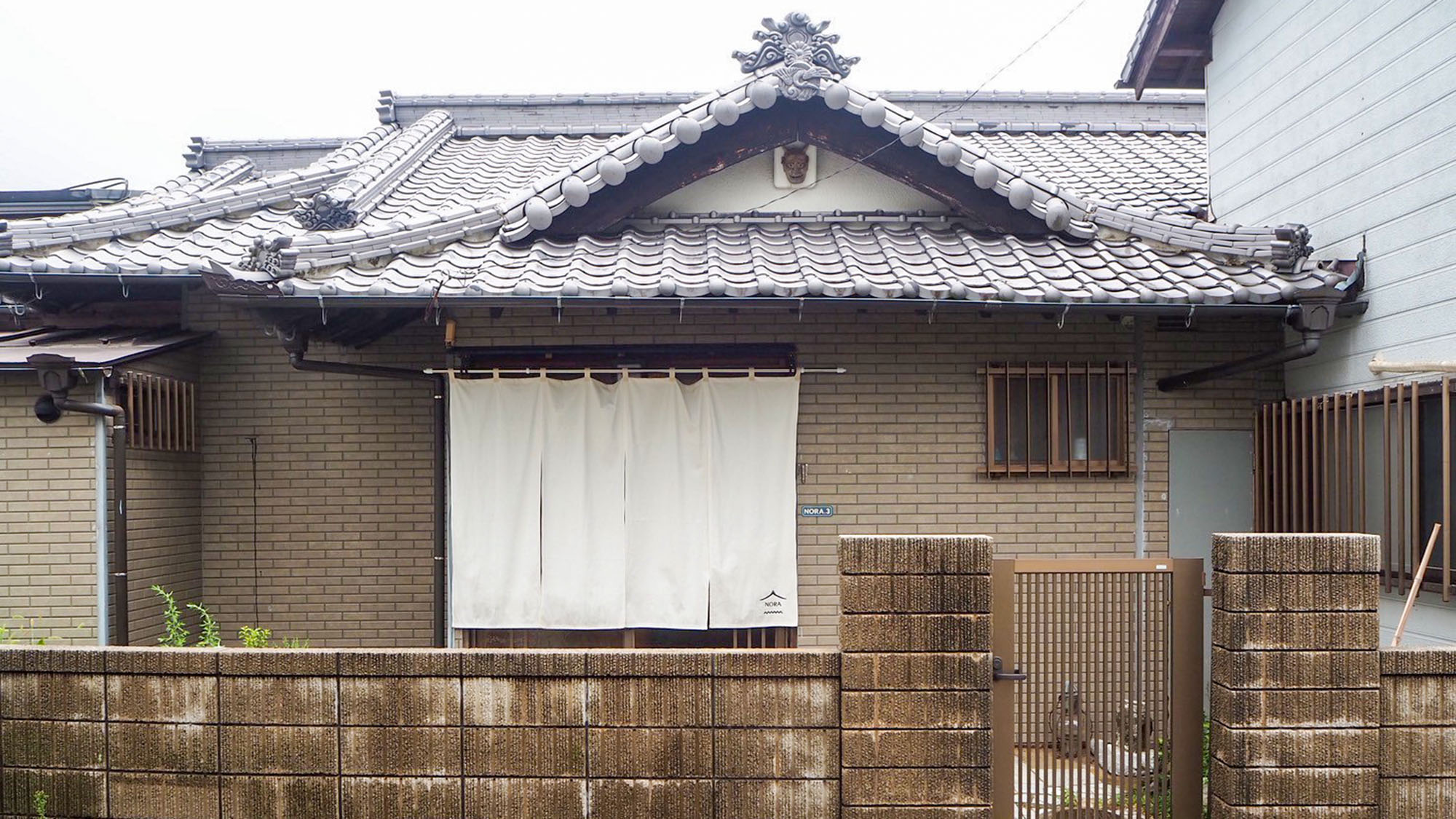 ・【外観】海から徒歩10秒、古民家をリノベーションした一棟貸しの宿「江田島宿りNORA」です