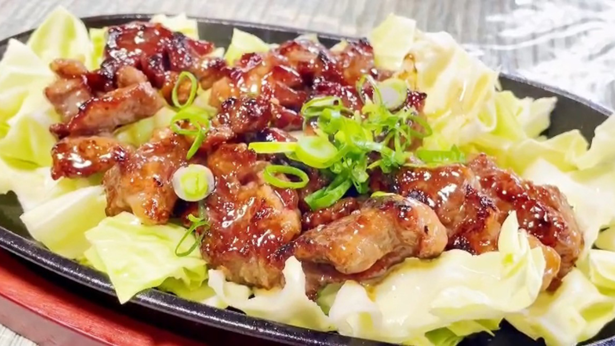 ・【夕食】脂がのって濃厚な旨味があり、ジューシーな味わいの牛肩バラの焼肉