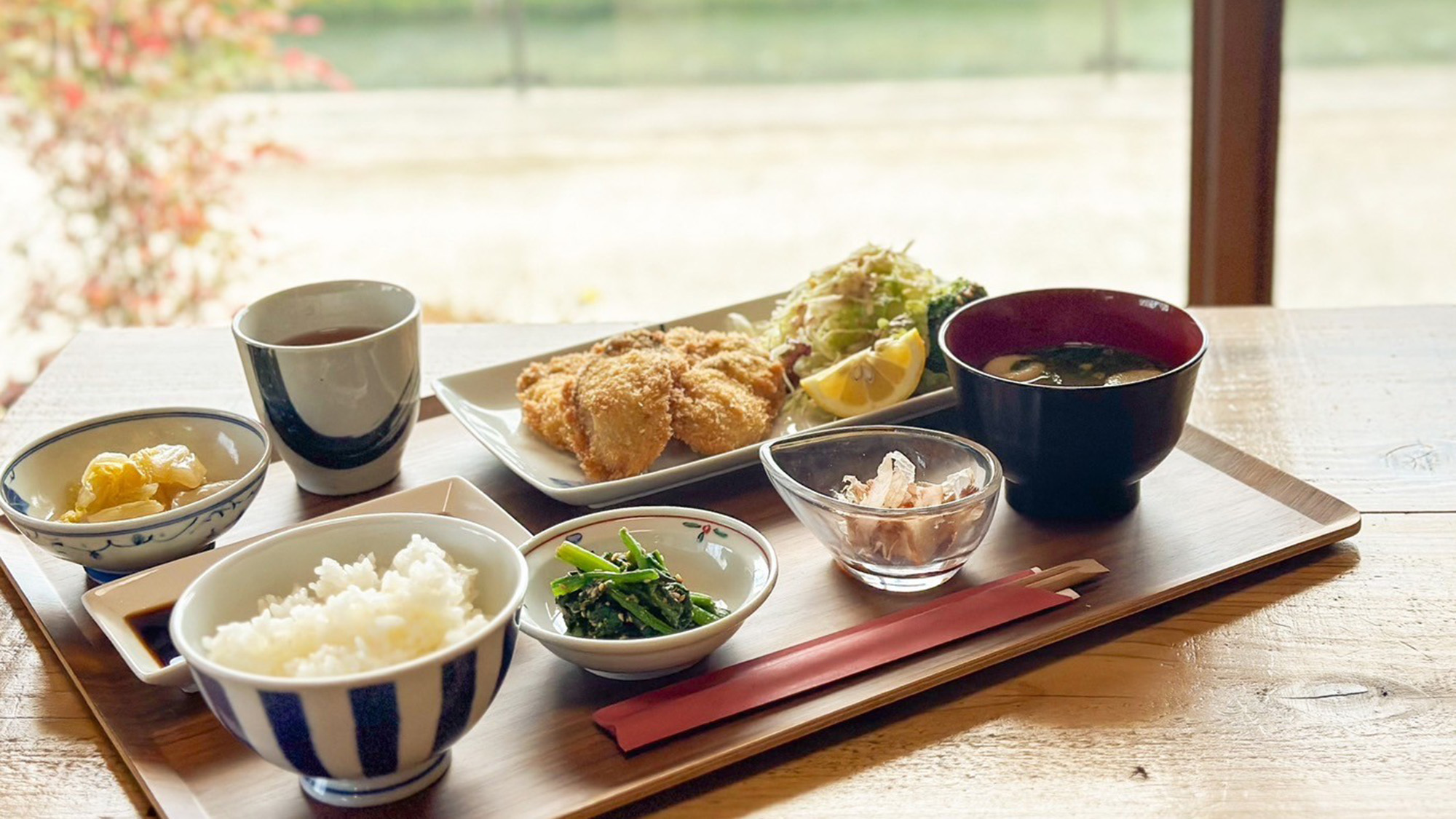 ・【喫茶/定食一例】広島といえば「牡蠣フライ定食」。プリプリの触感が魅力