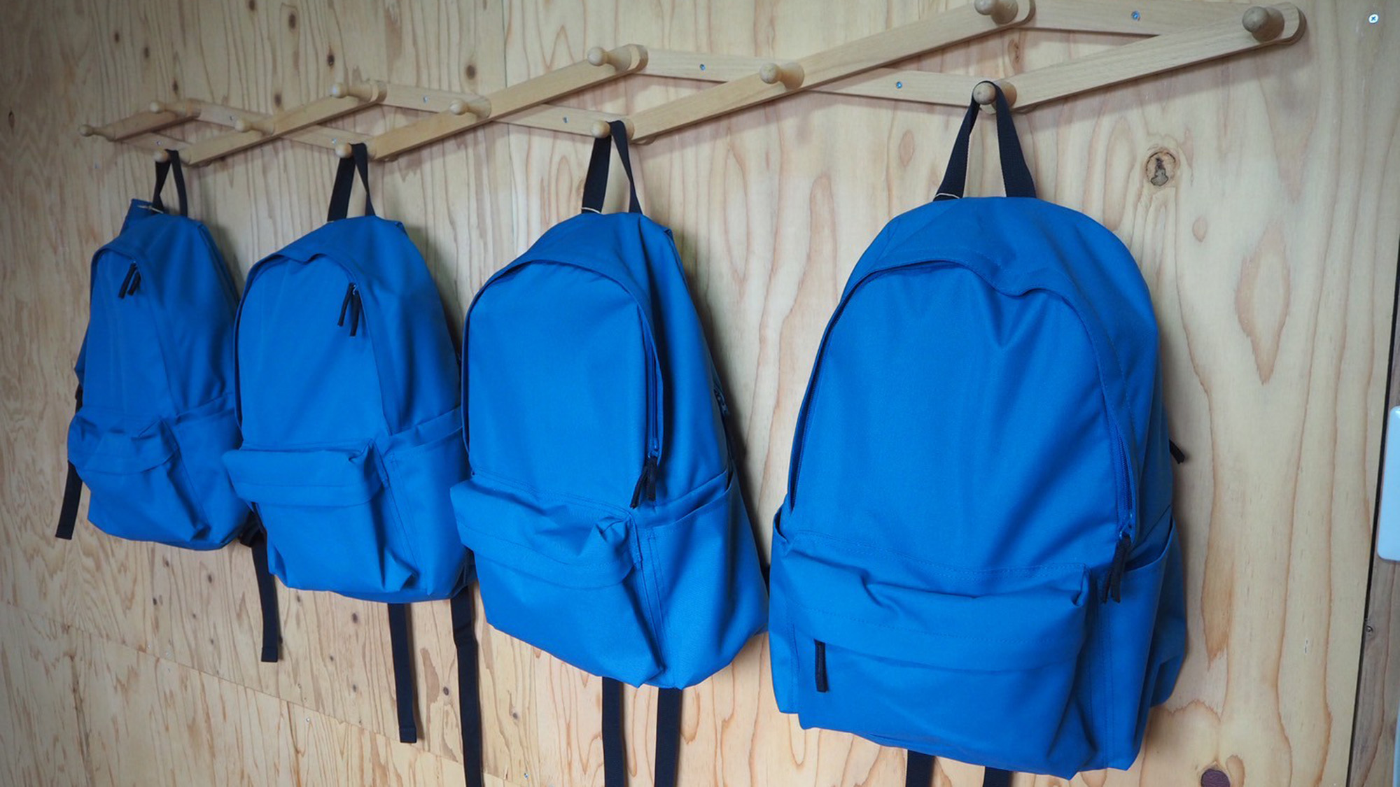 ・【客室】壁のラックハンガーにはたくさんの荷物を掛けられます