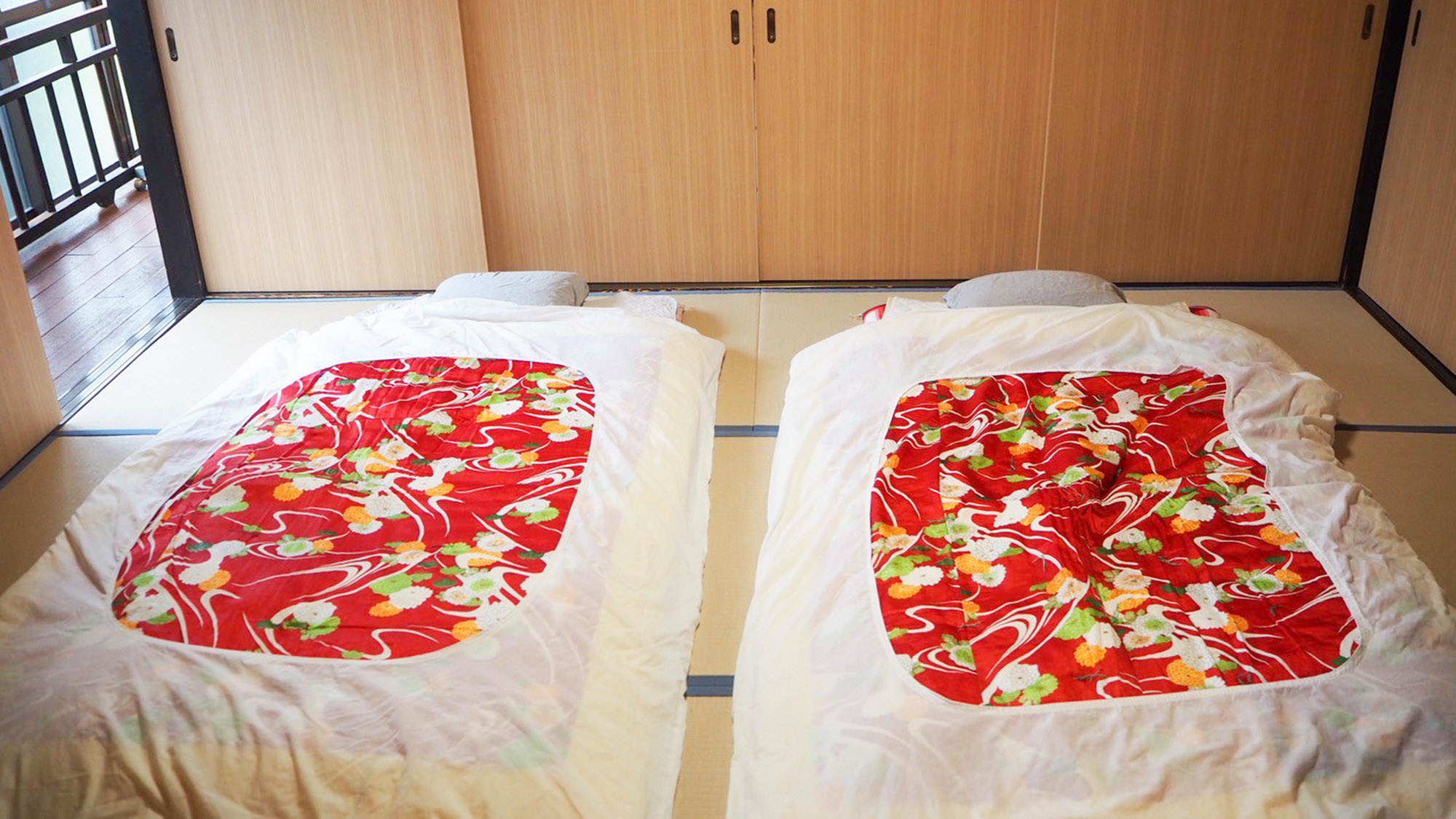 ・【寝室】寝室は3カ所ございます。4名様以上はお布団でお休みください