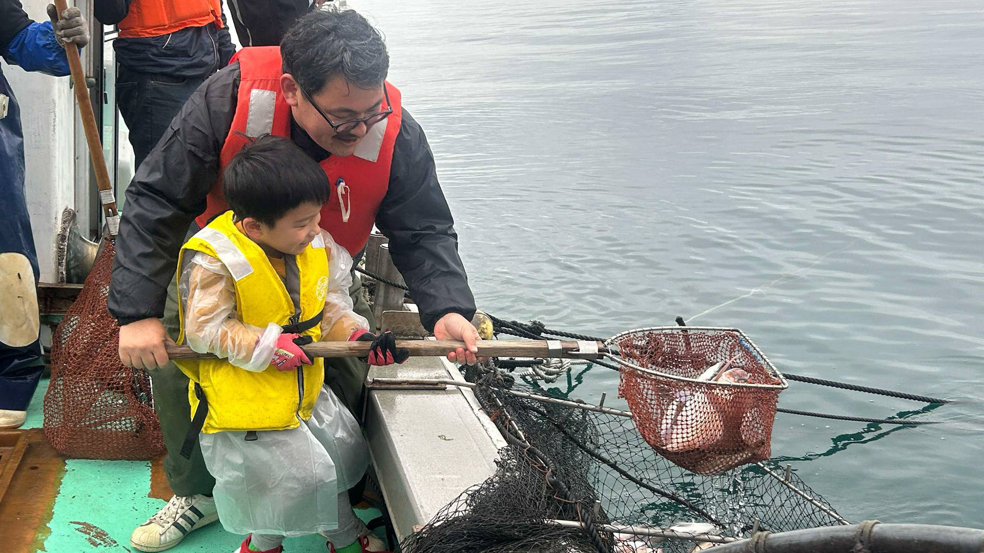 ・【アクティビティ】目の前の海では漁師さんの船に乗って漁に出たり釣りを楽しんだりとワクワクがいっぱい