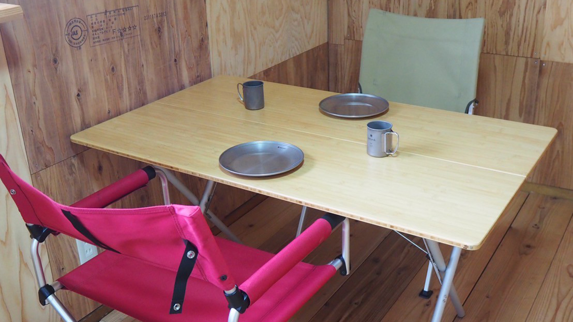 ・【客室】２人掛けのテーブルセットはちょっとした軽食やカフェタイムに便利です