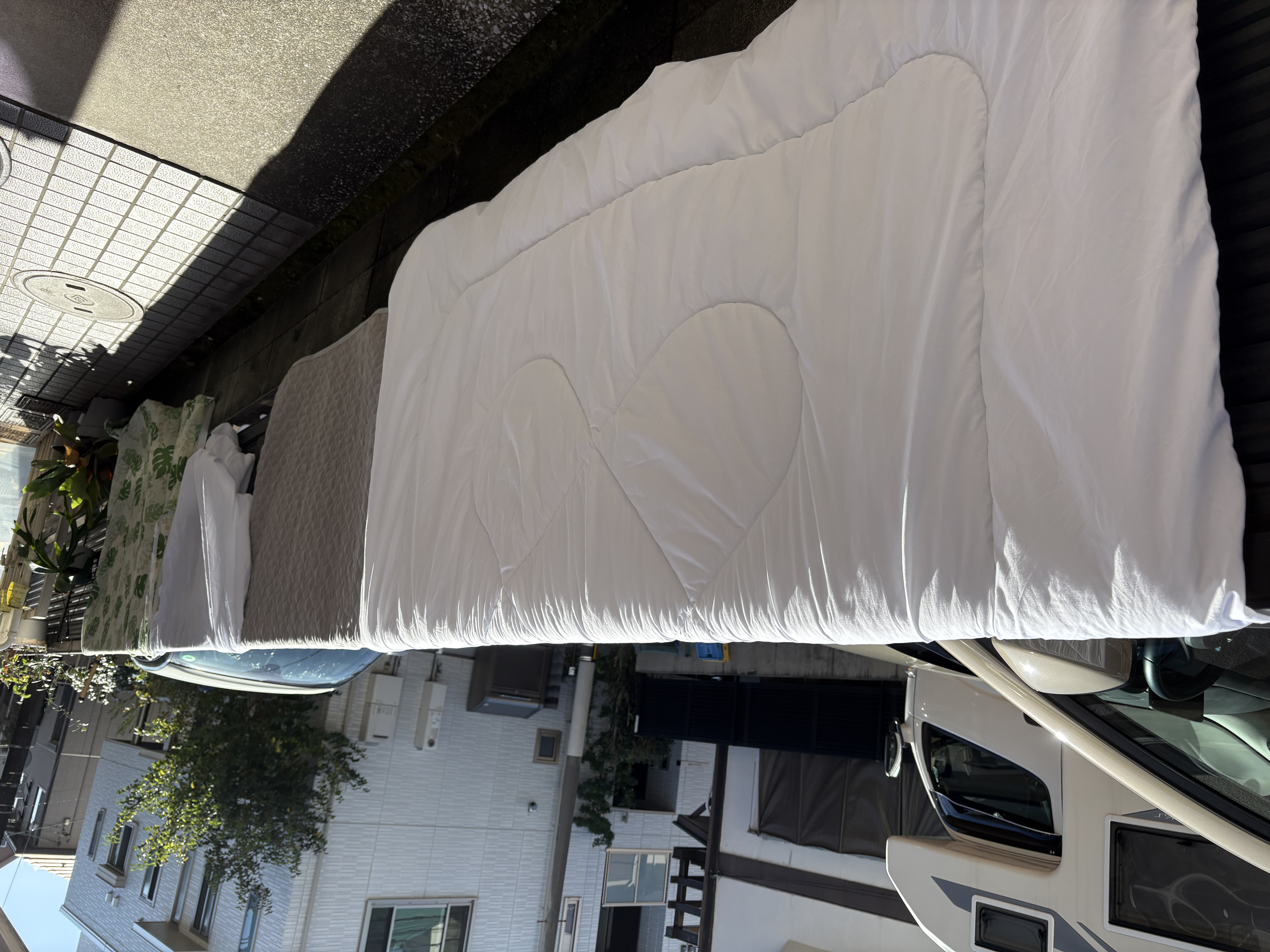 布団やシーツを干すのは　やはり太陽