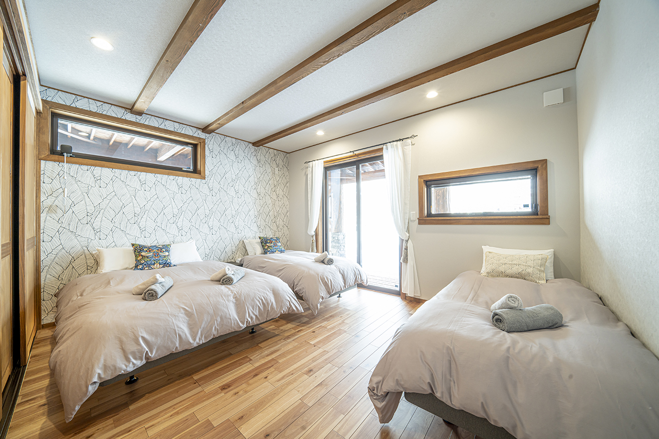 ベッドルーム・18.22㎡×2室 シングルベッド2台 ＋ ダブルベッド1台 ×2室 長時間の移動や昼間のアクティビティでの疲れを癒やしてくれるシモンズ社製のベッドを採用いたしております。 2.48㎡の大型クローゼットがあり、長期滞在でも快適にお過ごしいただけます。 ベッドルームからも白馬三山が一望でき、14.9㎡のオープンデッキにそのまま出られます。大自然を間近に感じてお休みいただけます。