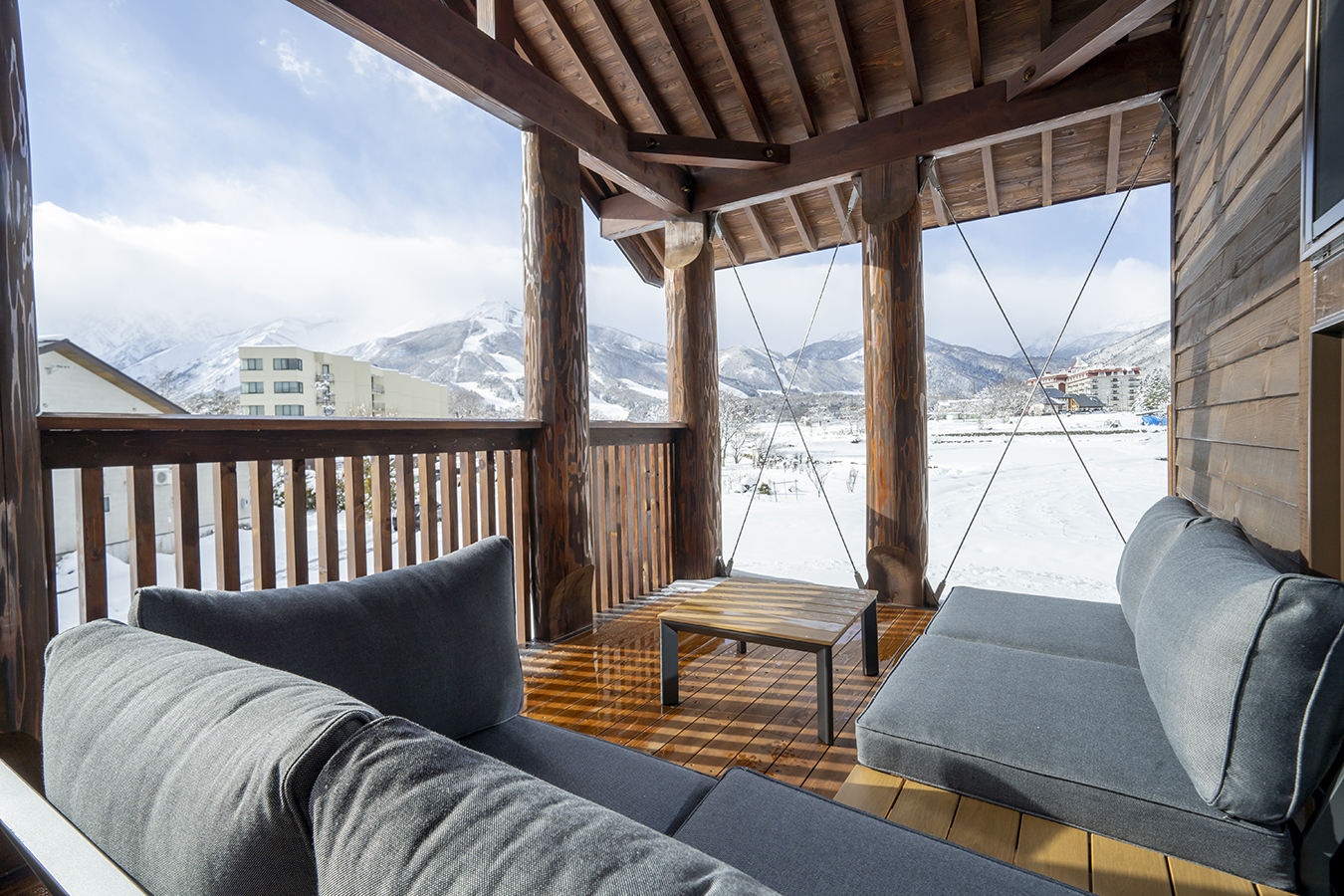 2階オープンデッキ・18.22㎡×2室 ダイニング横には14.91㎡のオープンテラスがあり、玄関横の階段とつながっていて、外と内の中間となる快適な空間です。白馬の風を感じながら朝食を楽しんだり、ゆったりヨガをしたり、コーヒーを飲みながらのんびりすることができます。おおきなガーデンソファーがあり、快適です。