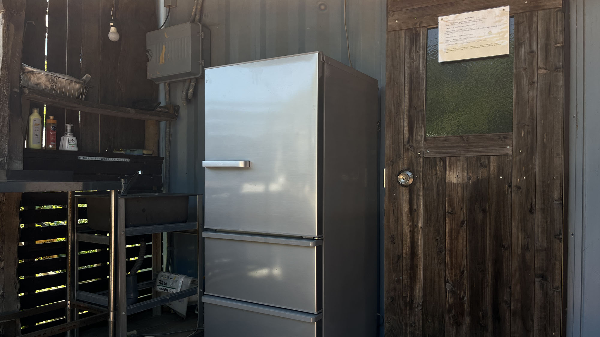 SKYコテージ◇専用屋外に中身空のBBQ用の冷蔵庫完備しています*