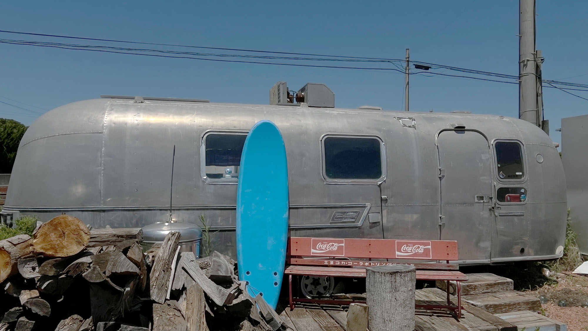 施設◇ドレッシーライフの目印にもなるUSA大型キャンピングカーのエアストリーム(受付・休憩所)*