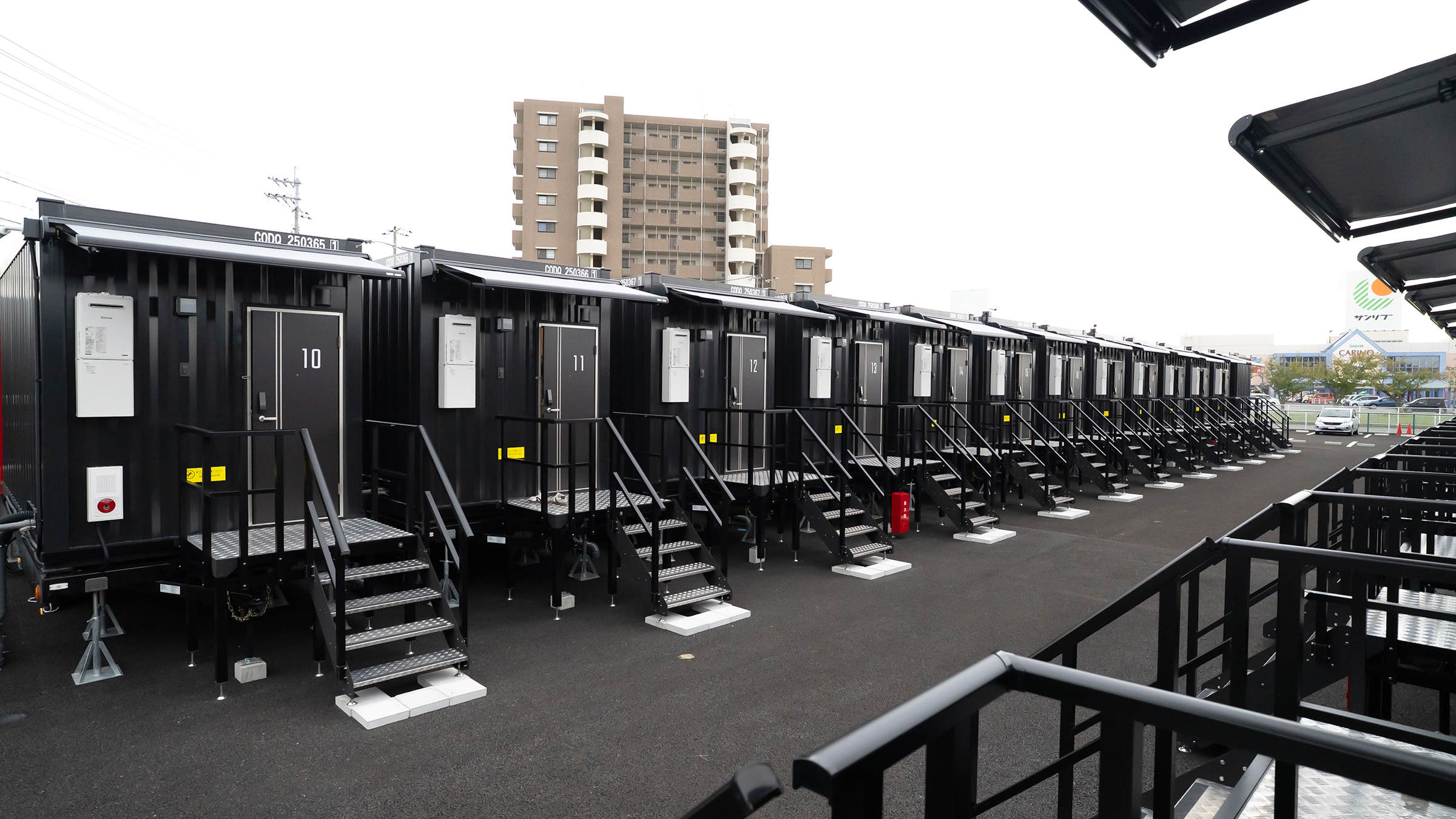 夜でも明るく安心！防犯カメラを複数設置しセキュリティ対策もバッチリ！日差しや雨を遮るオーニングを完備。