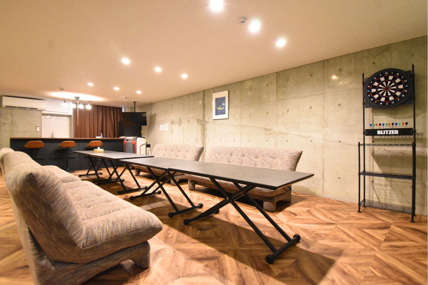 リビング(カラオケ・ダーツルーム)