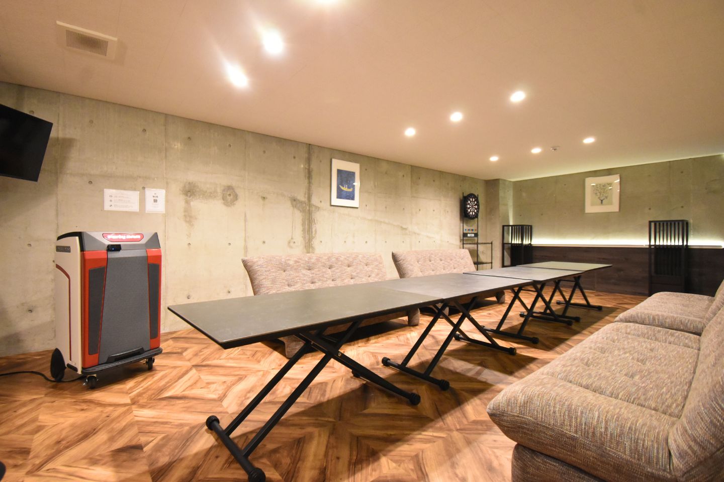 リビング(カラオケ・ダーツルーム)