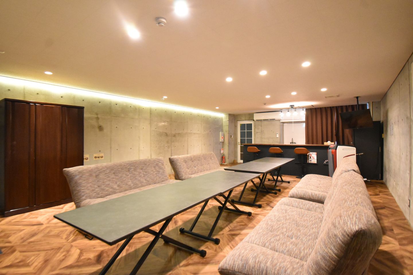 リビング(カラオケ・ダーツルーム)