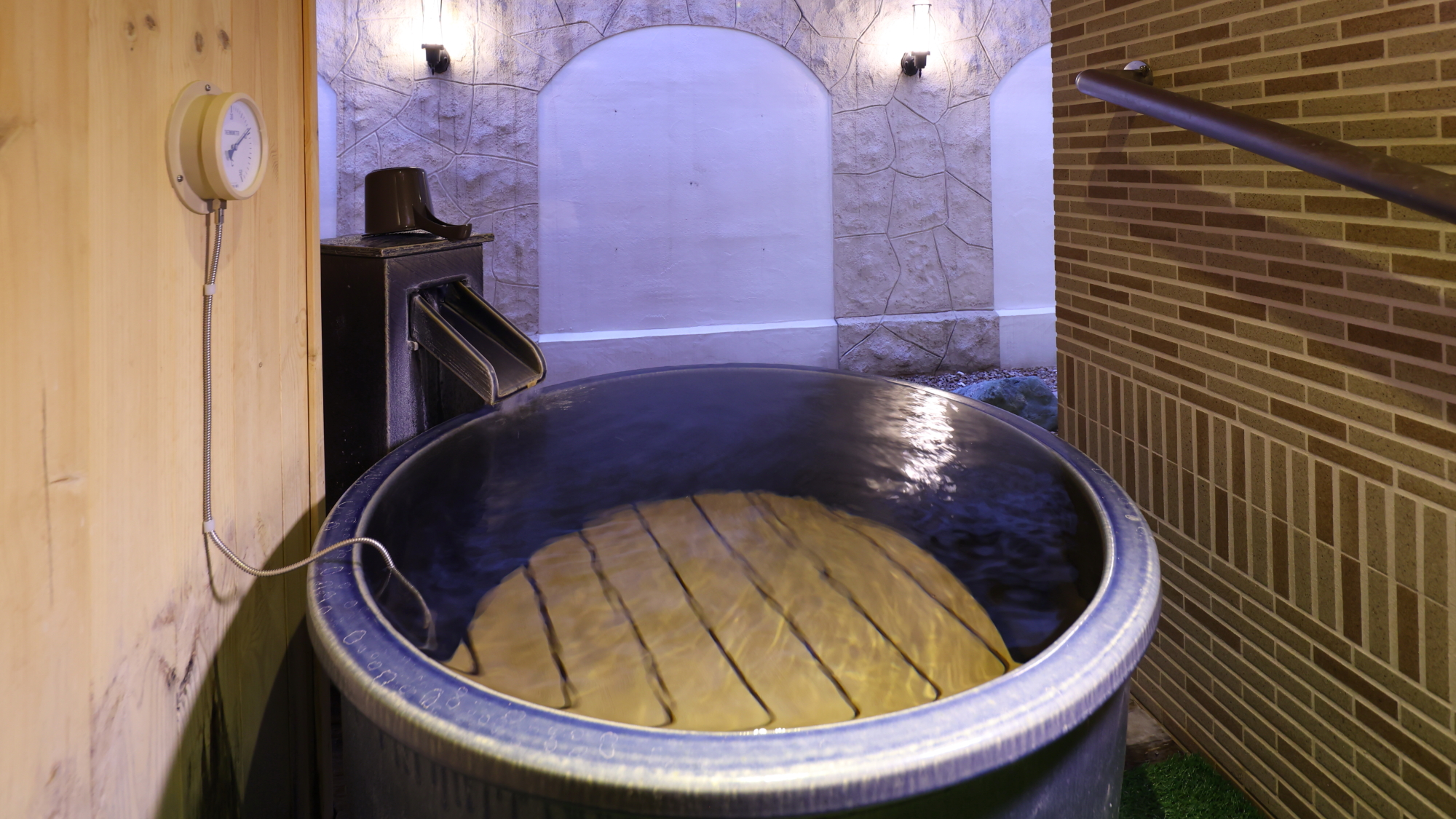 ◆2階女性大浴場　壺湯（湯温：41～42℃）