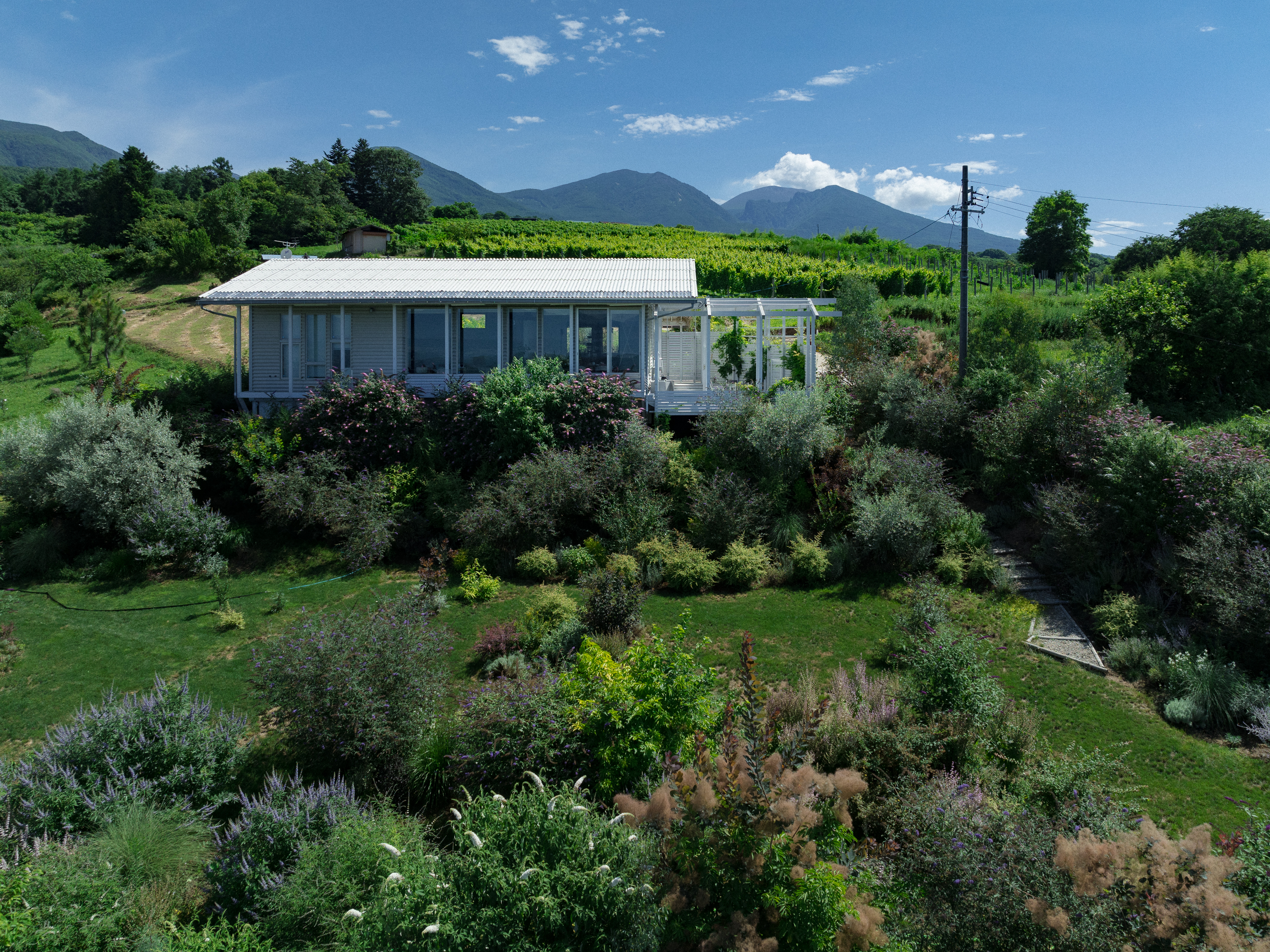 施設外観とプライベートイングリッシュガーデン