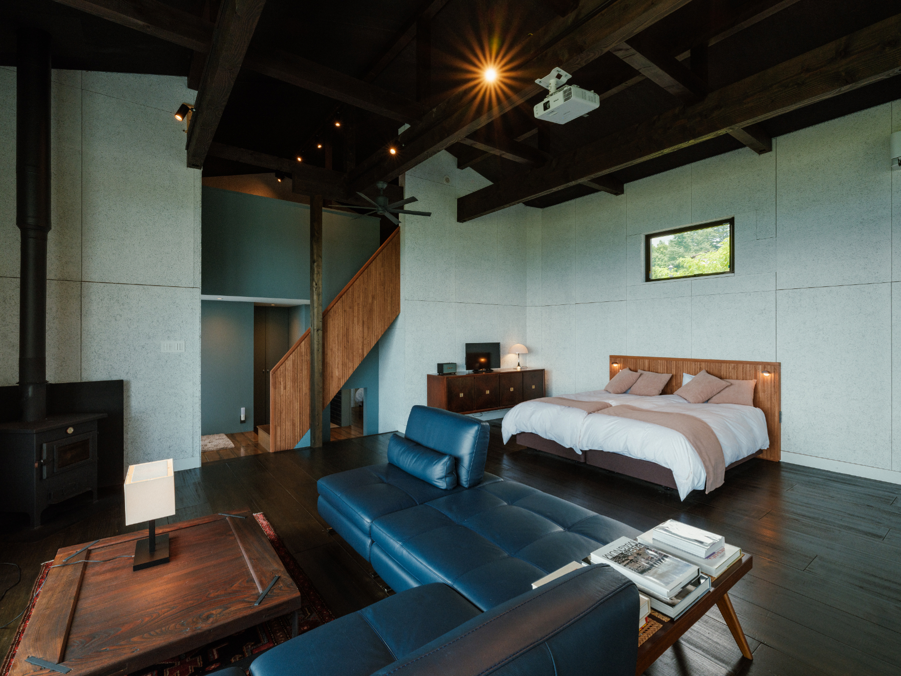 リビング兼寝室に2台あるシモンズ社製のシングルベッドは寝心地抜群です。