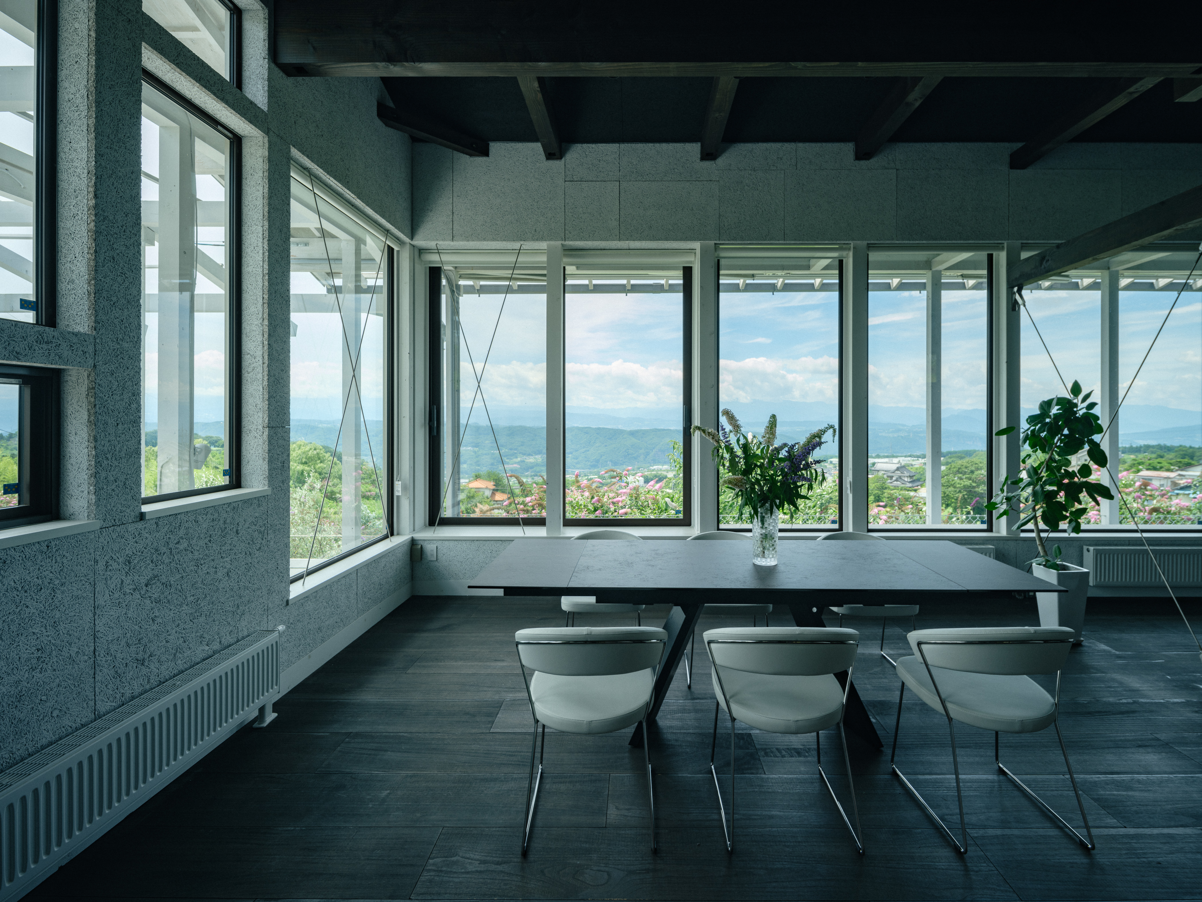 広々としたリビングダイニングの窓からは眼下に本格的イングリッシュガーデンと遠くは、八ヶ岳、時には富士山までも望めます。