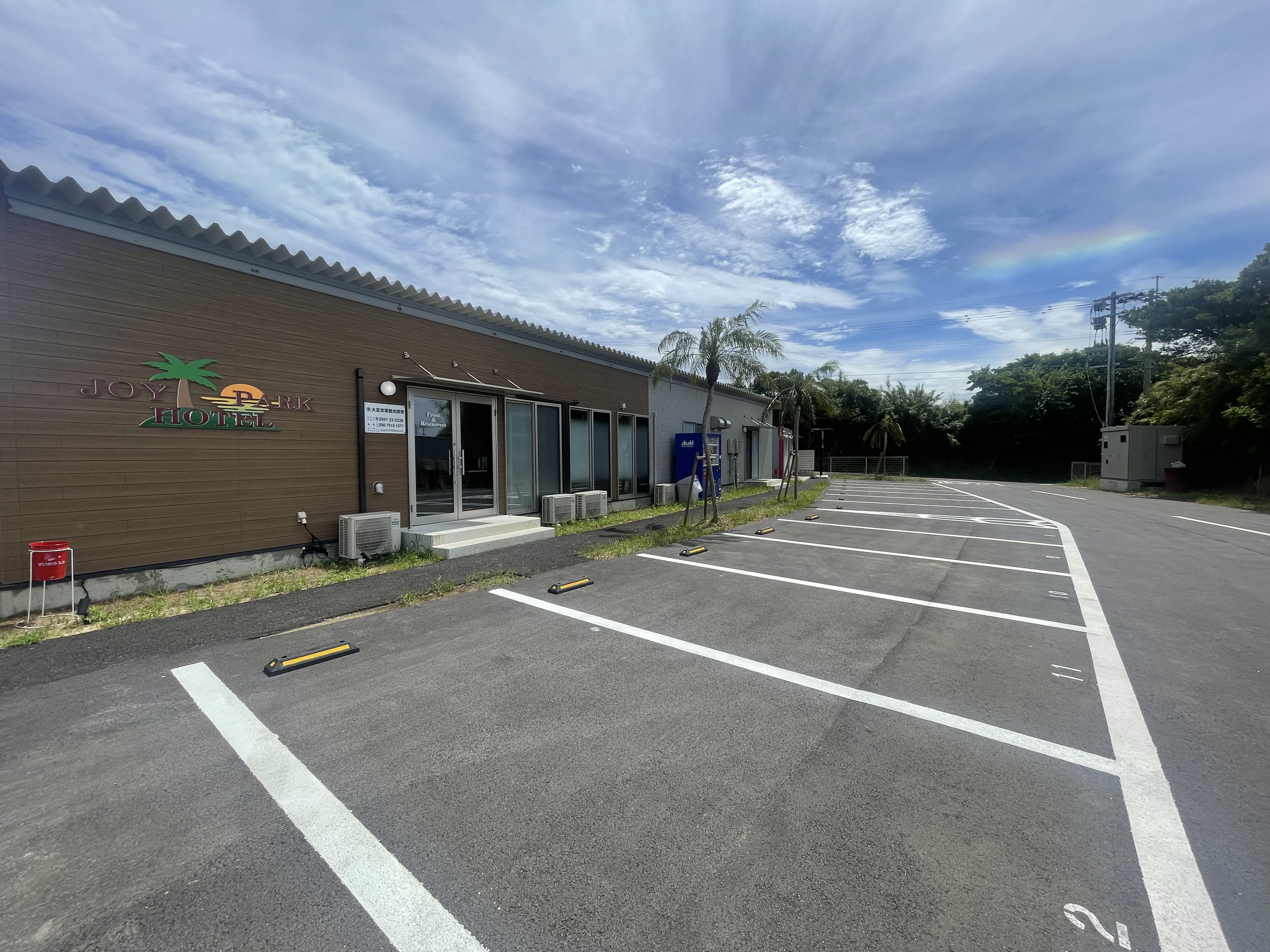 建物からコンテナまで新設のフレッシュなホテル。敷地内にゆとりある駐車区画を整備し、お車での来館もスムーズ。南国ムードの外観と澄んだ空の下で、心地よい種子島ステイをお届けします。