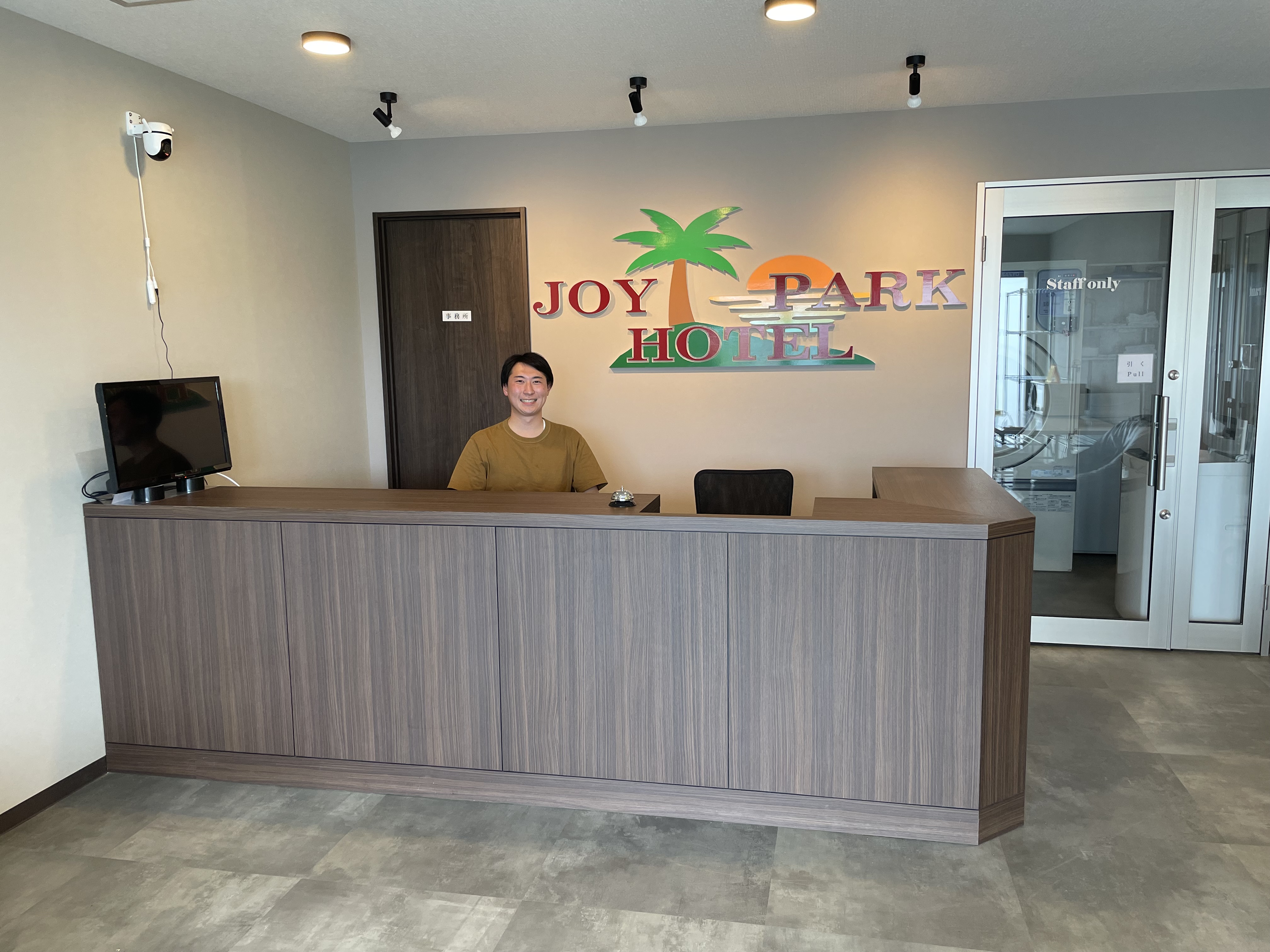 新築フロントでスタッフが丁寧にご案内。チェックインから滞在中のご相談まで、きめ細やかにサポートします。はじめての種子島旅行やお仕事でのご利用でも安心の体制で、快適な滞在をお約束します。