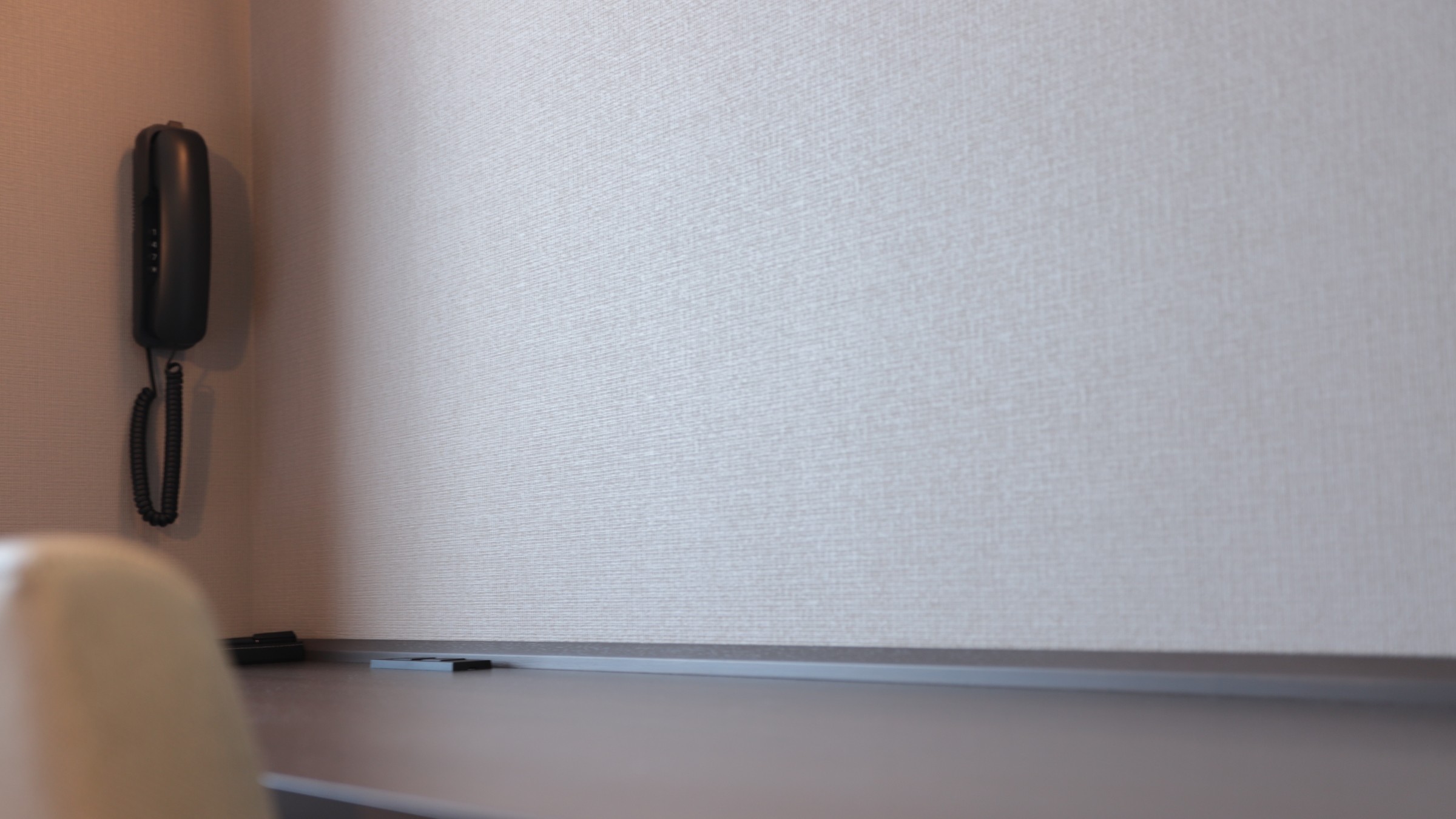 資料も広げられる！ワイドデスク（コンセント2口）