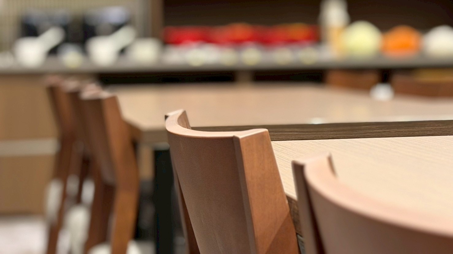 1日の活力チャージ！明るい朝食会場