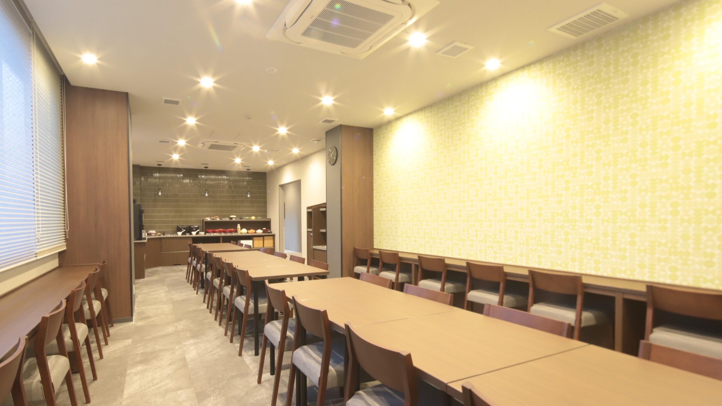 お一人様でも気兼ねなく♪明るいカウンター席完備