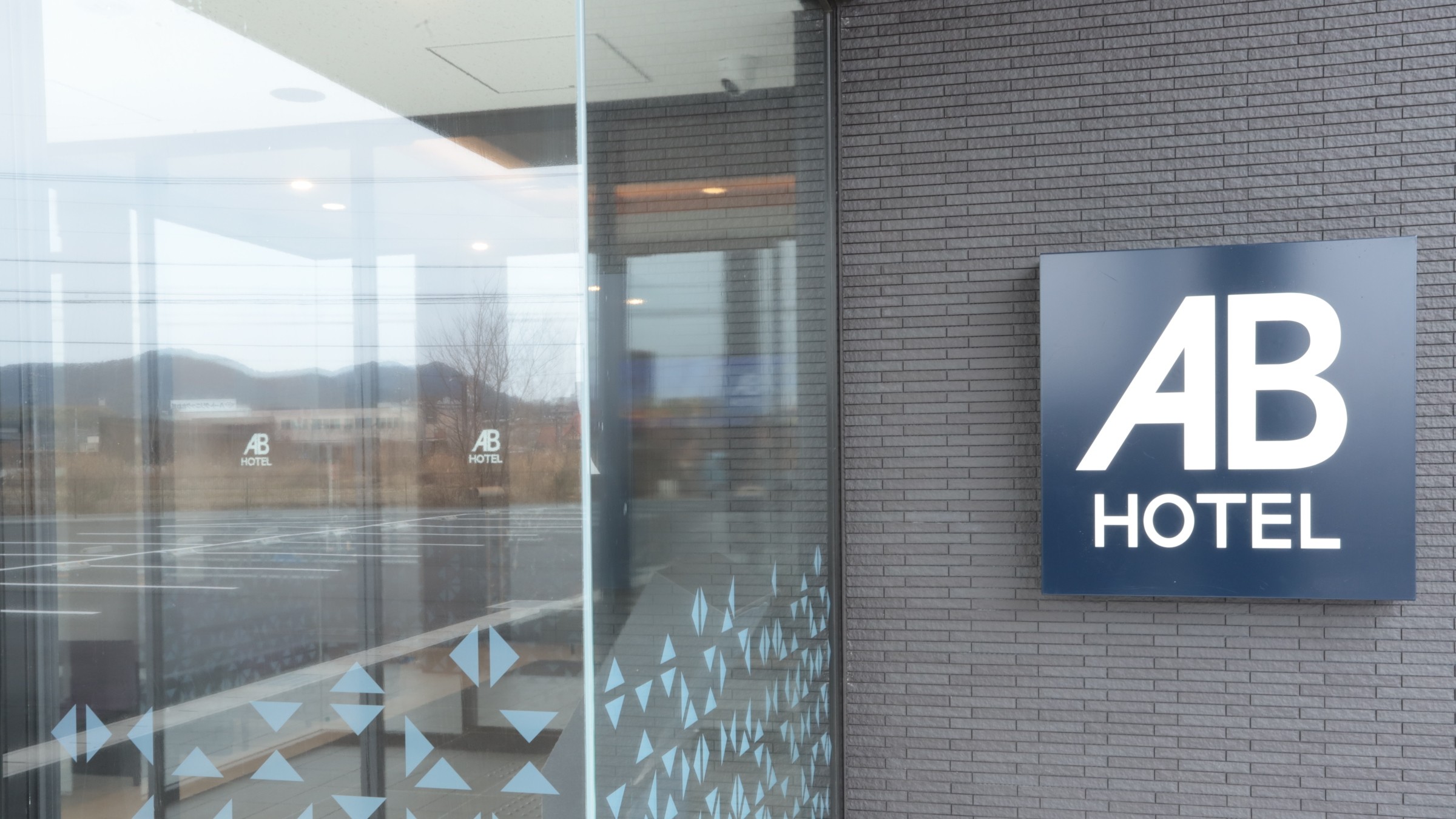 迷わず到着♪「ABホテル」の青い看板が目印