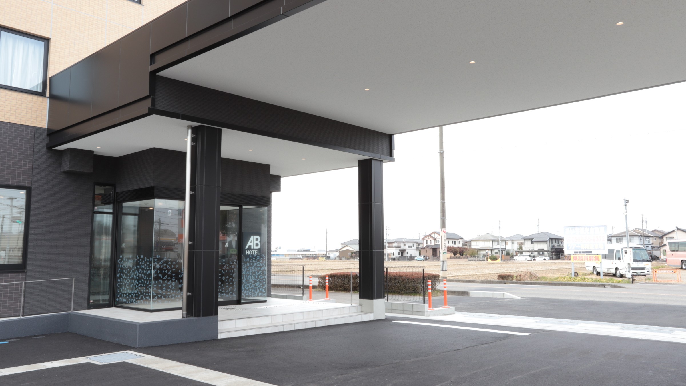 雨の日も濡れずに安心♪屋根付きの車寄せ