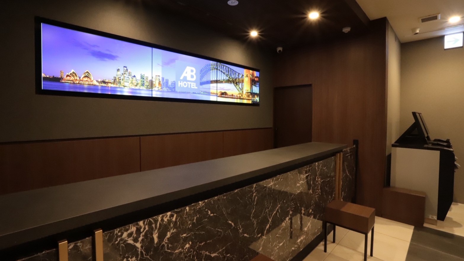 夜遅いご到着も安心。落ち着いた照明で優しくお出迎え