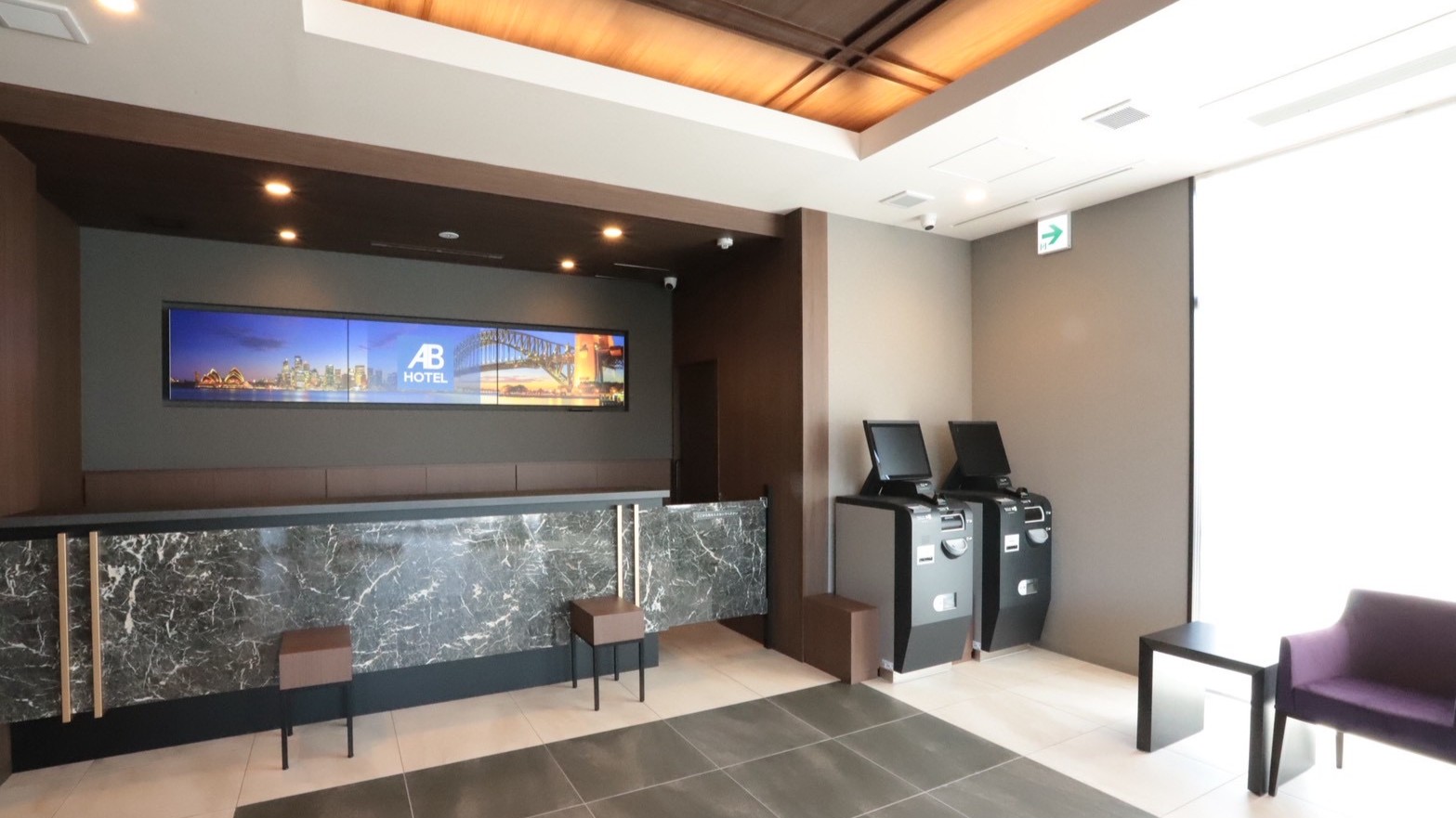 大きな窓から光が差し込む、明るく開放的なロビー