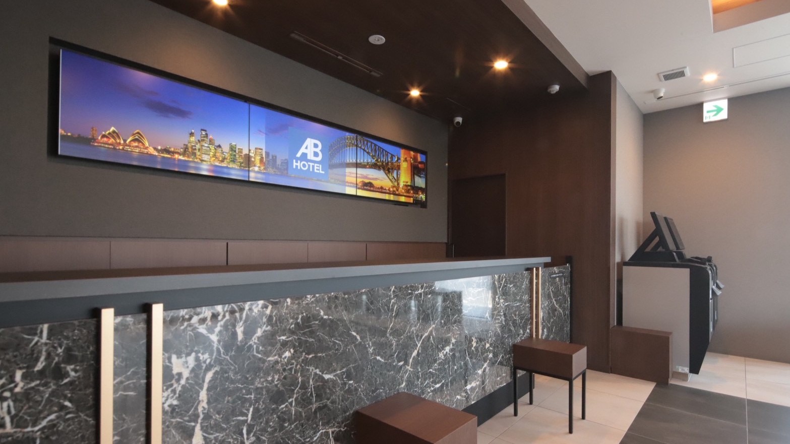 爽やかな笑顔でお出迎え。旅のサポートはお任せください