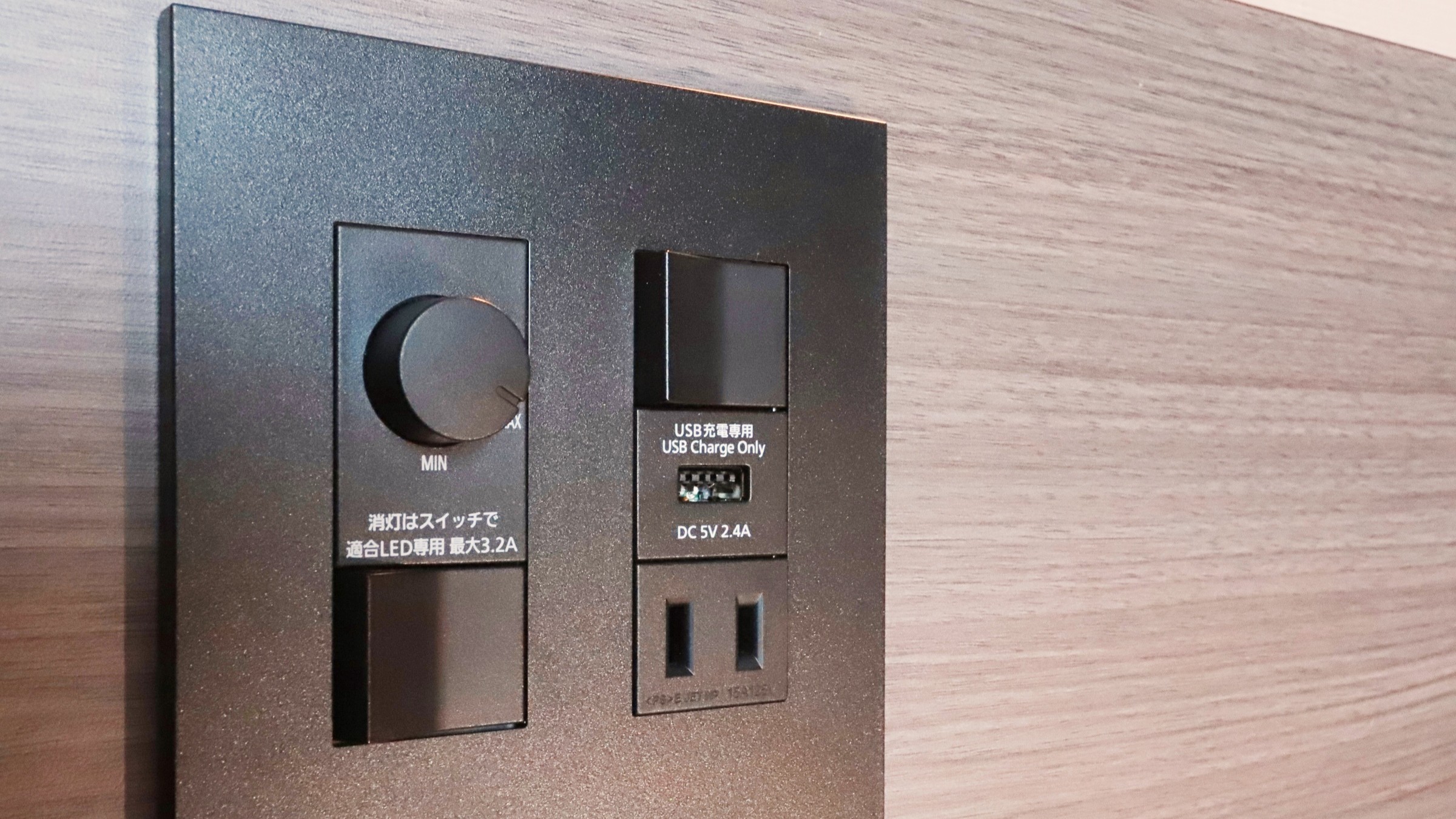 枕元でスマホ充電（USBポート・コンセント完備）