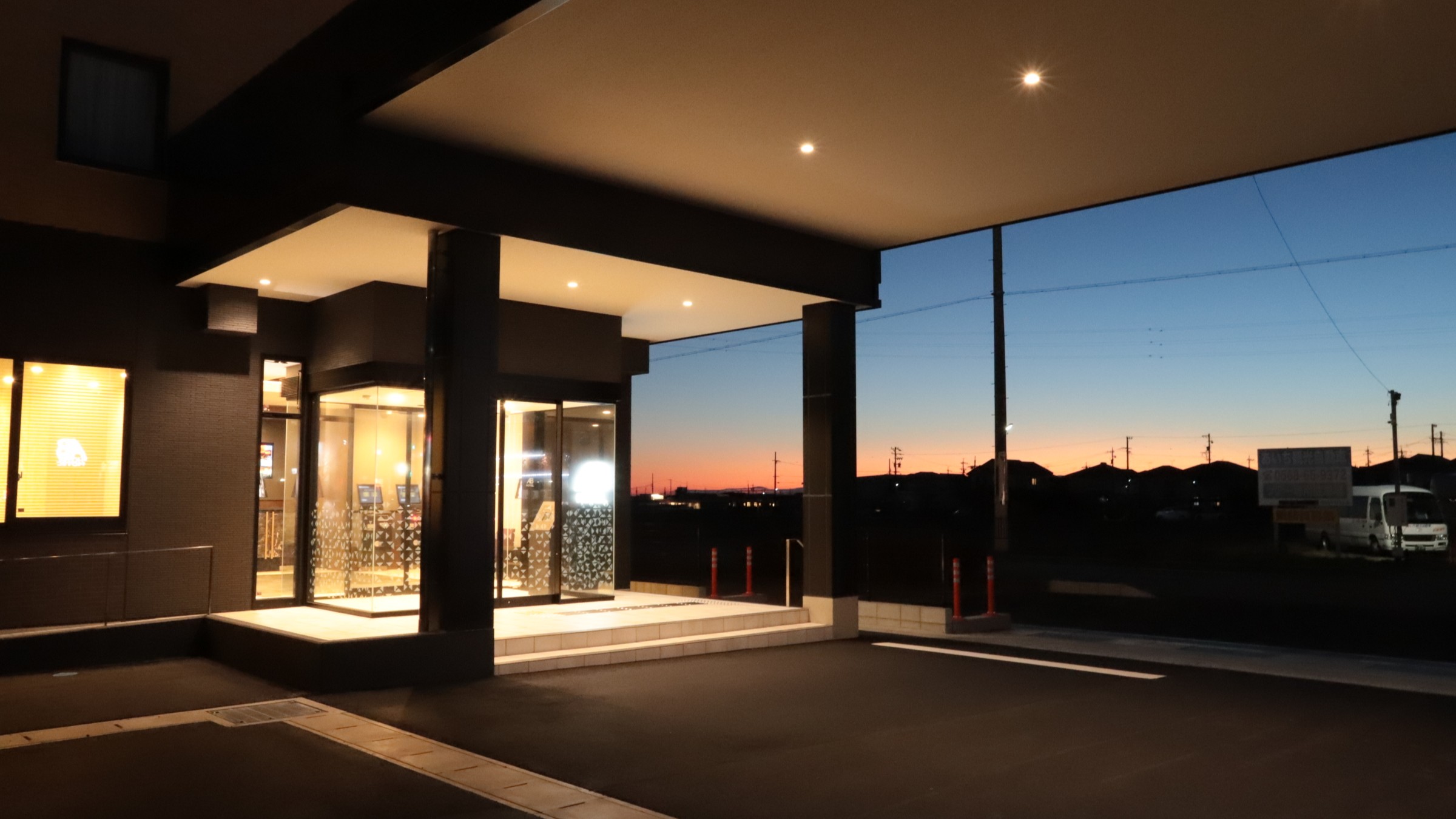 遅いご到着でも温かくお出迎え（夜のエントランス）