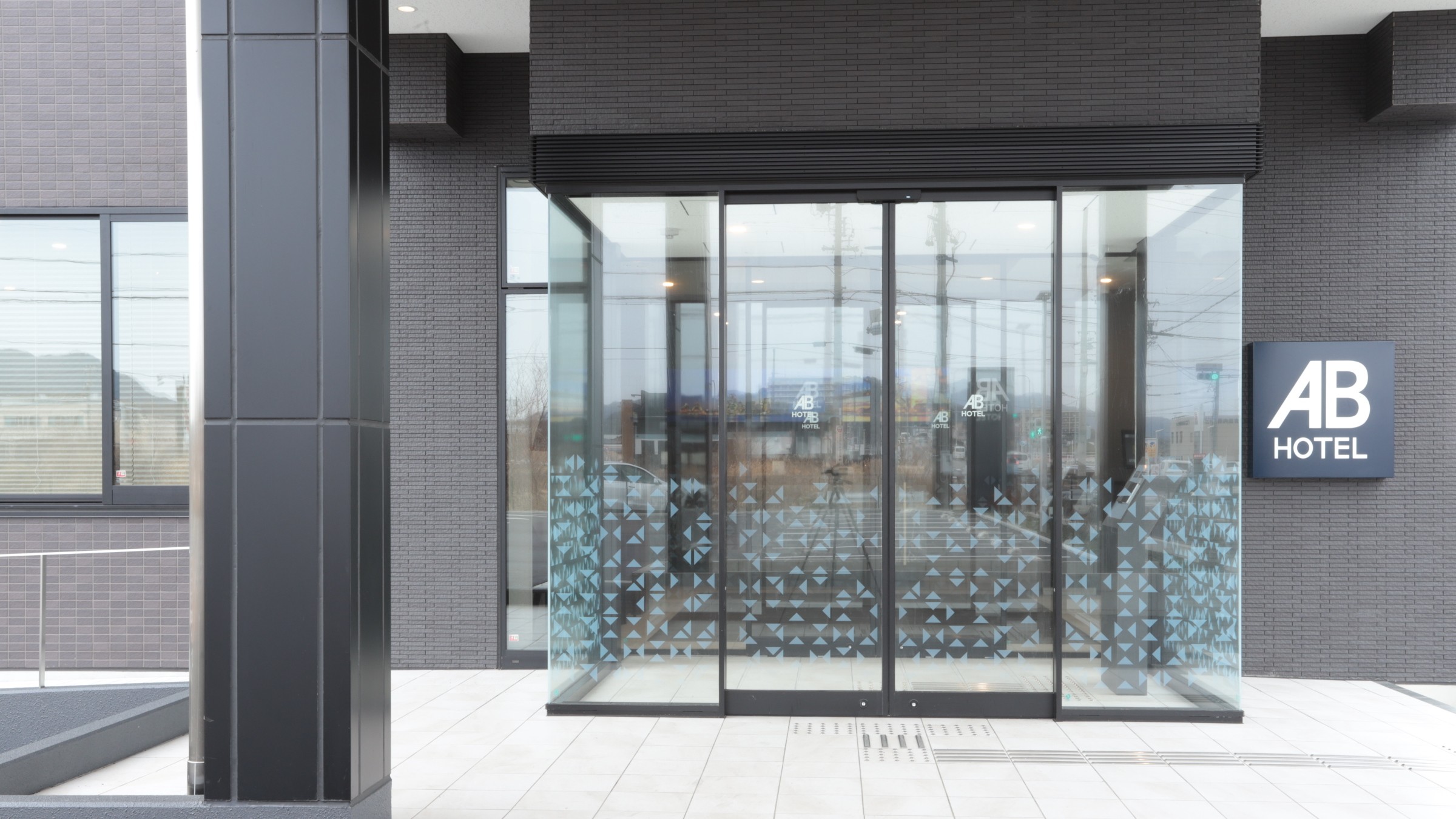 光とガラスの透明感あふれるエントランス