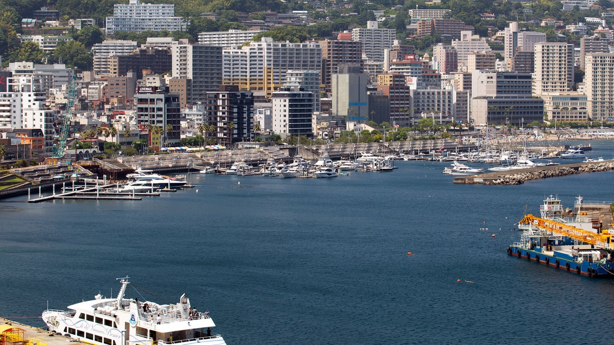 【熱海旅〇素泊まりフリープラン】美しい海岸線の港町を自由に散策〇雄大な相模湾を望む展望大浴場で湯あみ