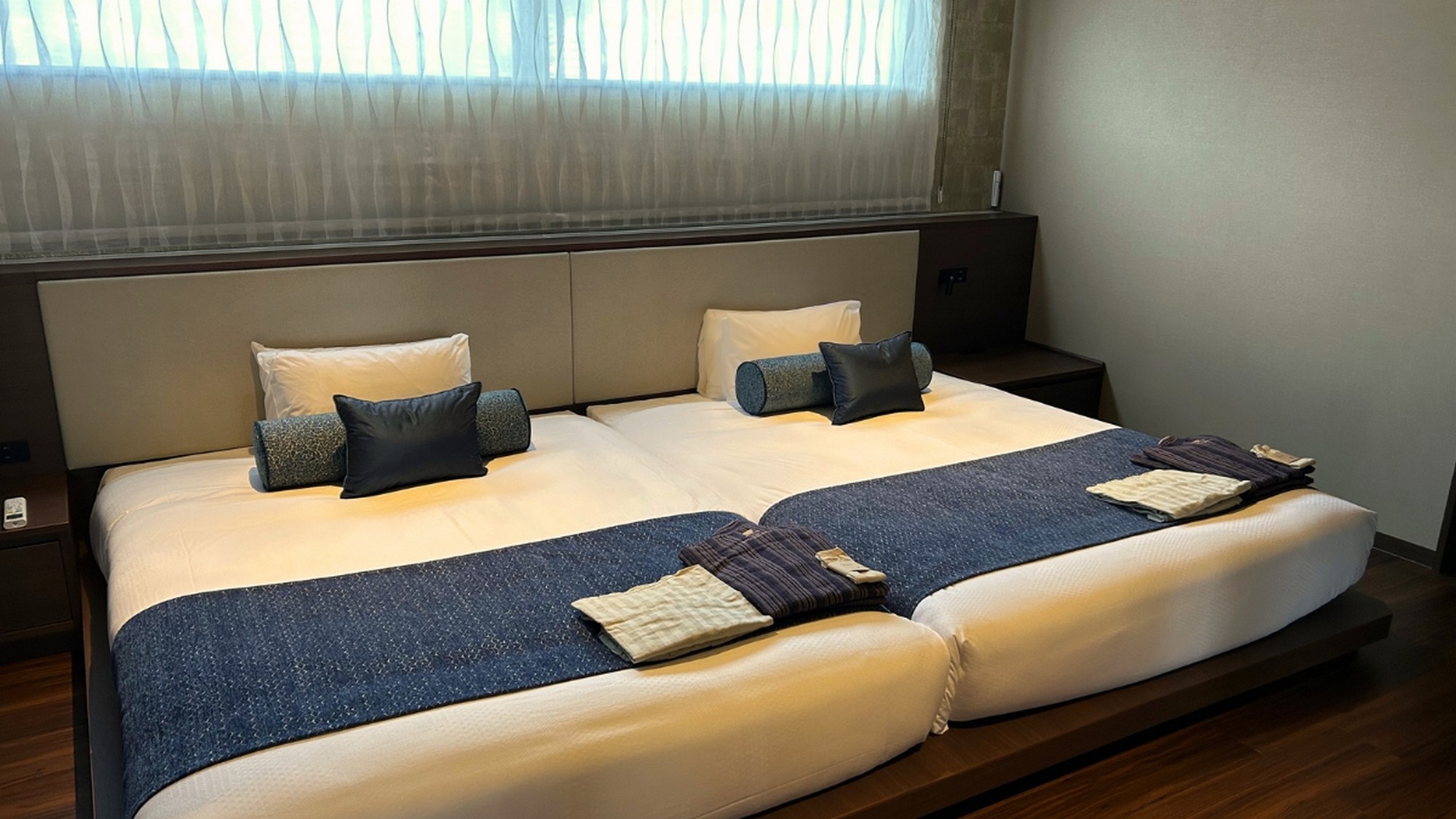 ロイヤルパノラマスイート【最上階和洋室～半露天源泉陶器風呂】広々としたベッドでくつろぎの時間を。