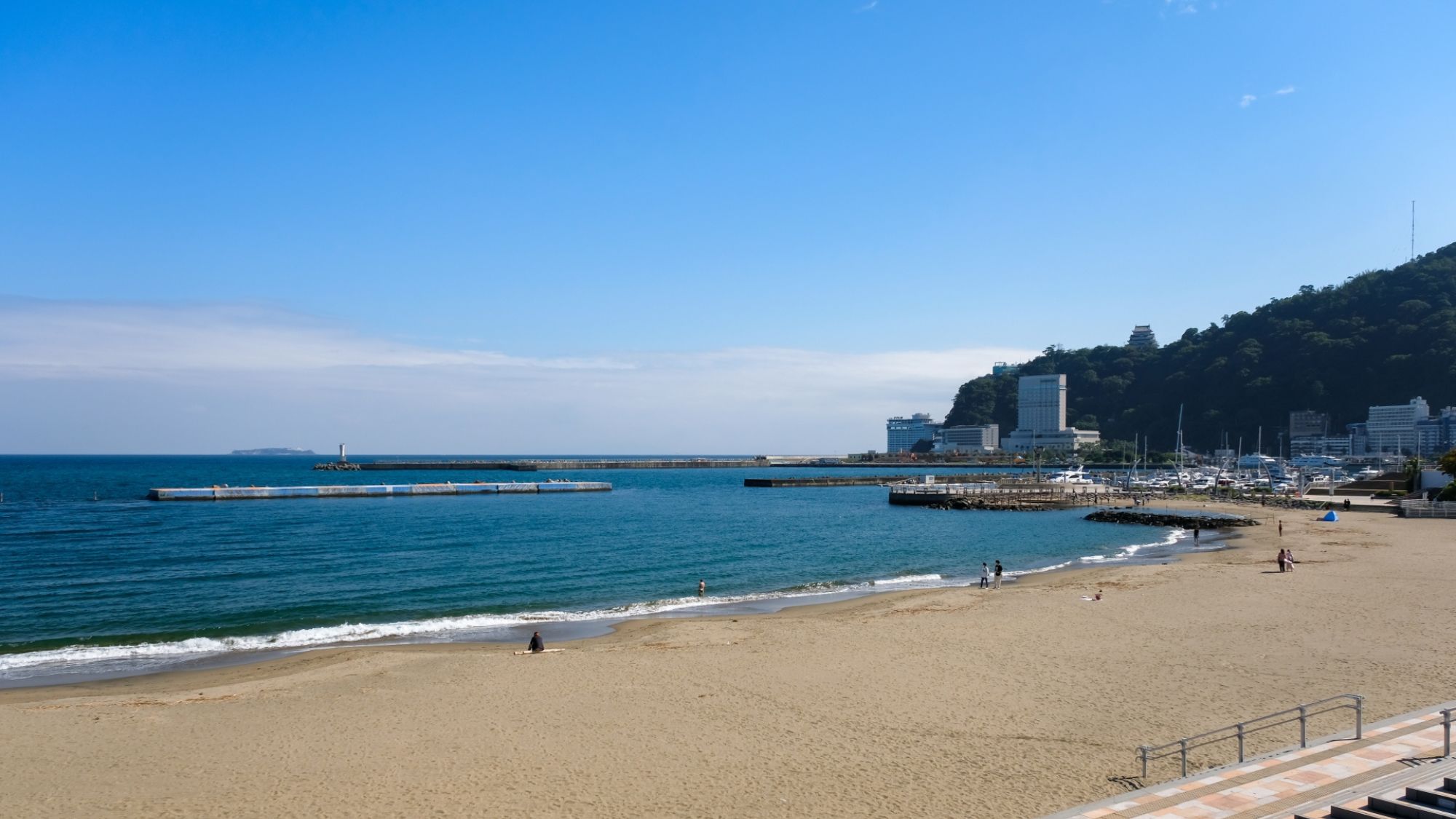 【熱海サンビーチ】季節を問わず散策が楽しめる海辺スポット（徒歩5分）