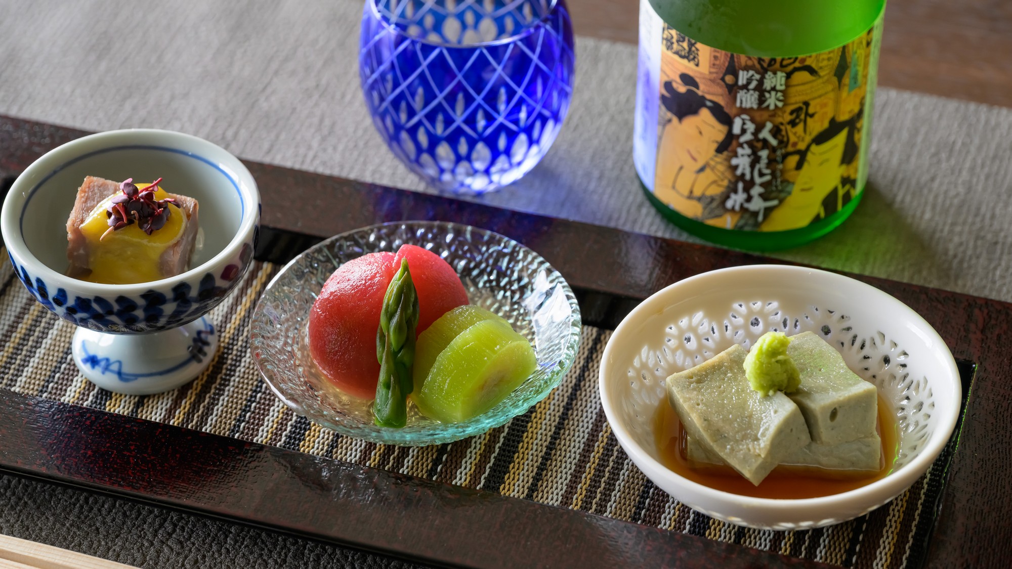 季節の訪れを告げる美しく繊細な前菜の数々。こだわりのお料理と地酒のペアリングをお楽しみください。