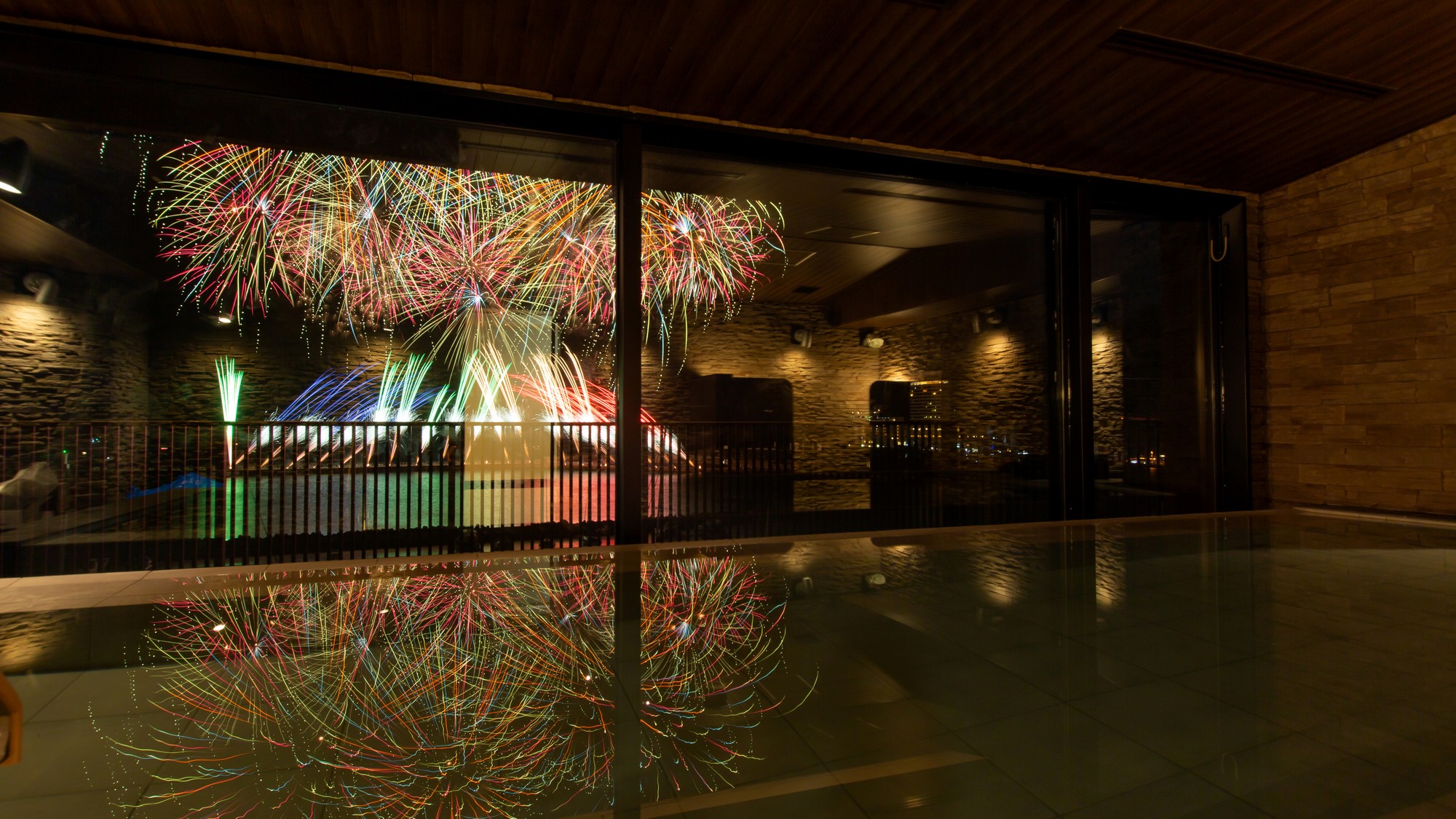 9階展望大浴場。相模湾の花火を湯面に映し、静寂と絶景に浸る至福の夜。波音に、心ほどける。今宵、良夜。