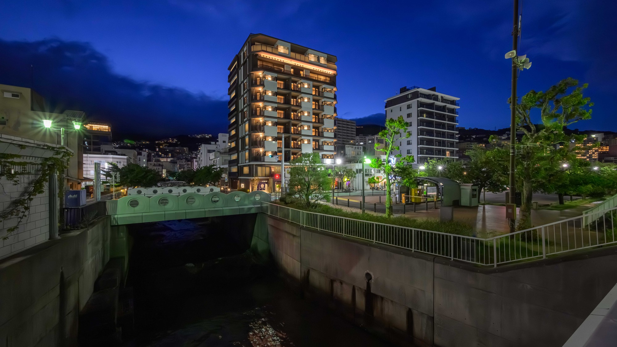 夜になると日中とはまた違った、幻想的な表情に。特別な旅の夜を静かに彩る佇まいです。