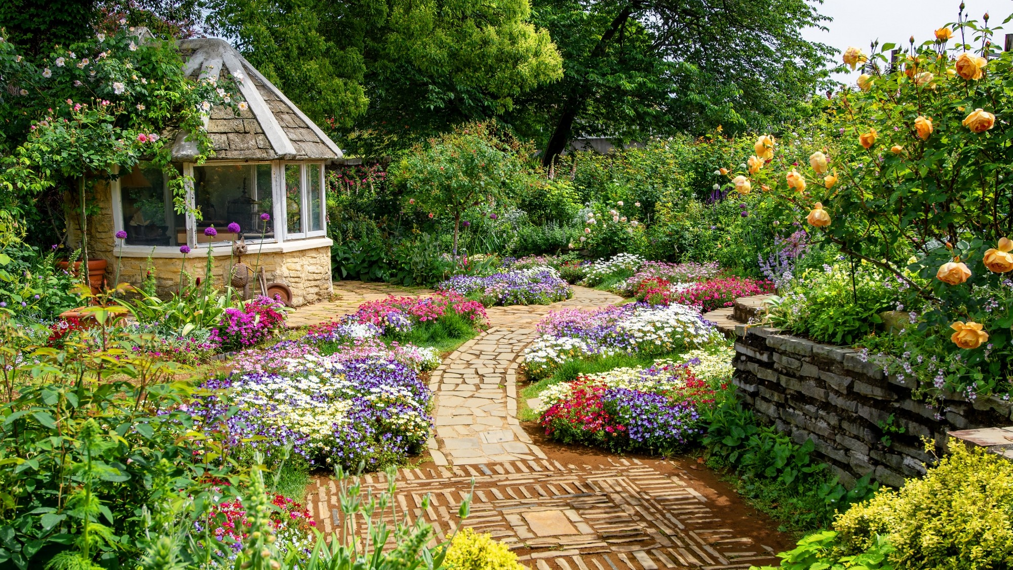 【ACAO FOREST】花とハーブが彩る広大な庭園（車5分／バス15分）