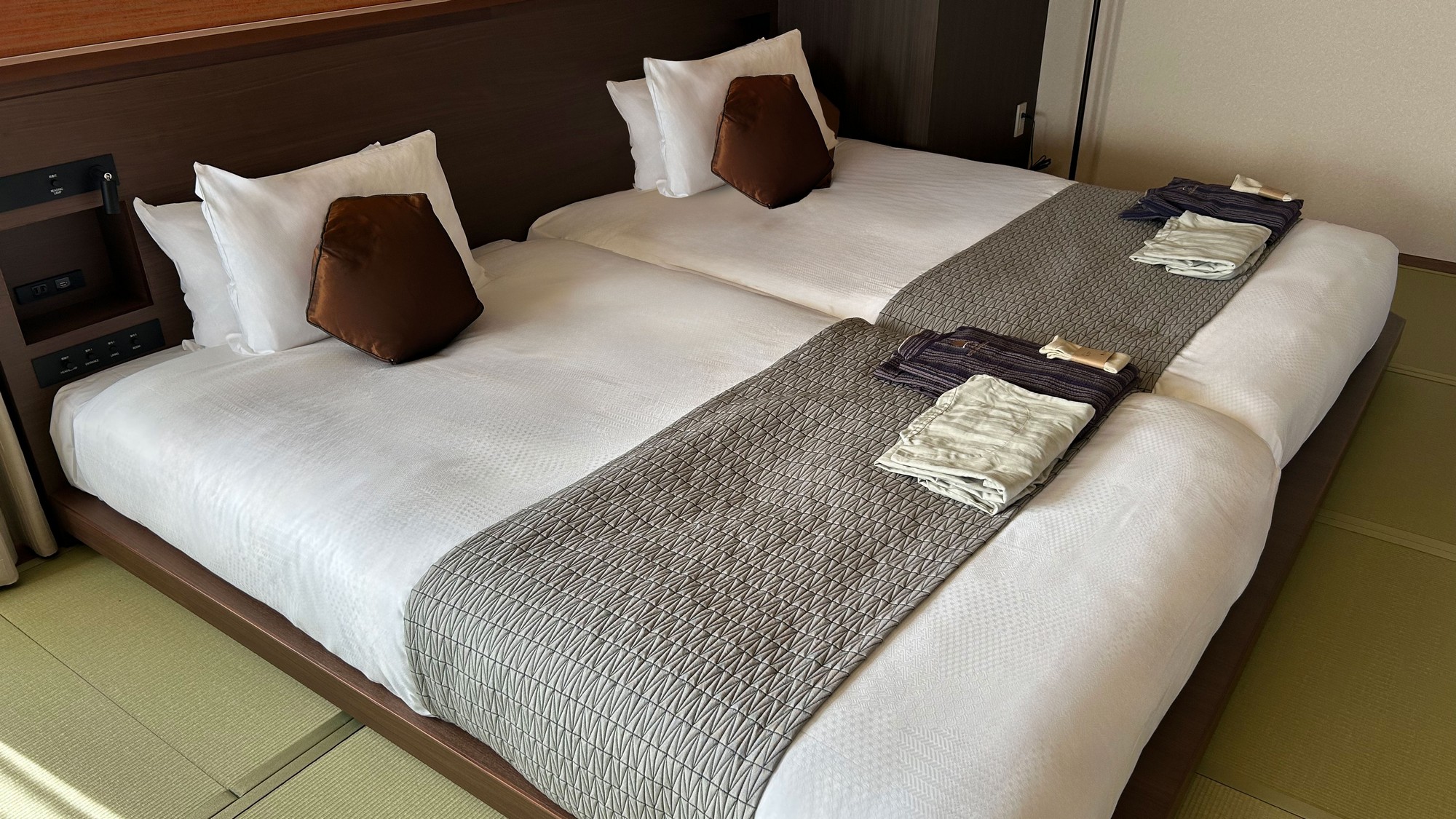 オーシャンスイート「渚プレミアム」【和洋室｜海絶景陶器風呂】ベッドスペースでくつろぎのひとときを。