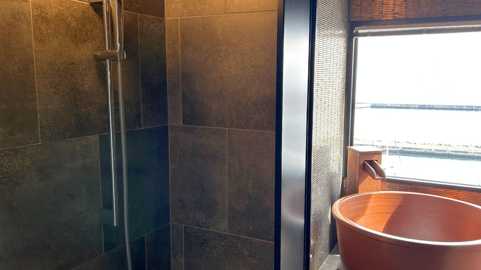 半露天の源泉陶器風呂と専用シャワールームで快適にお過ごしください。