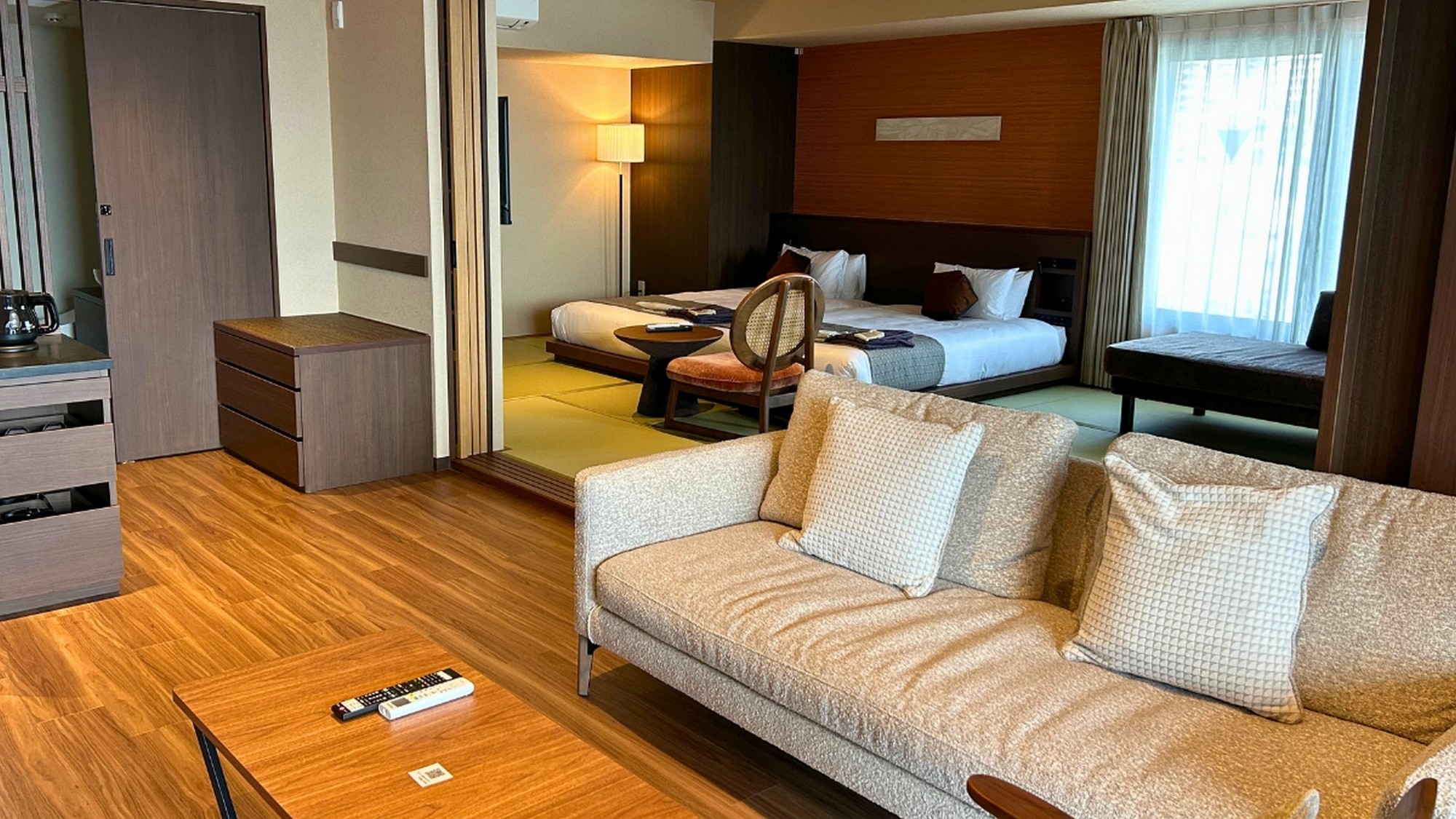 オーシャンスイート「渚プレミアム」【和洋室｜海絶景陶器風呂】開放感ある客室でごゆっくりお寛ぎください