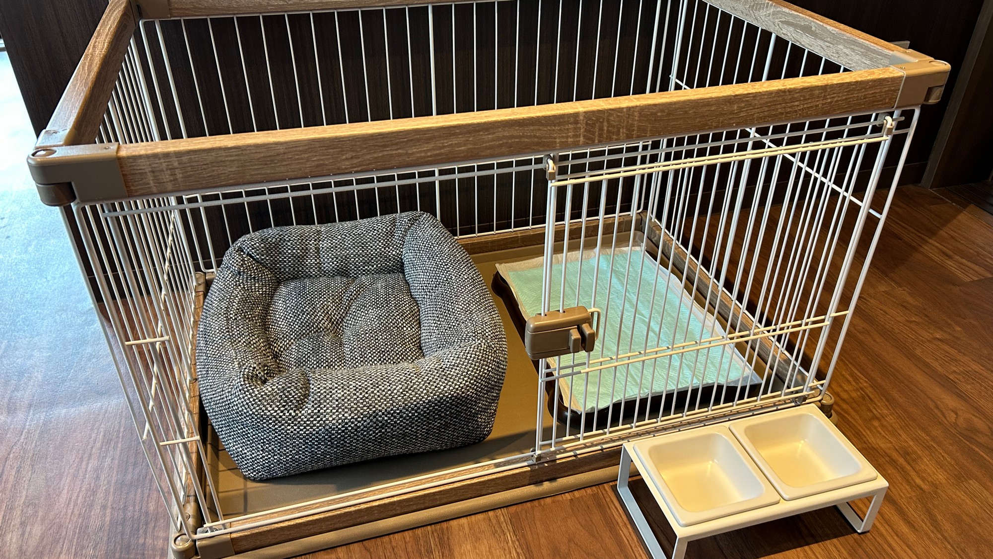 オーシャンスイート「ペットステイ」【洋室｜海絶景バス】客室にゲージをご用意しております。