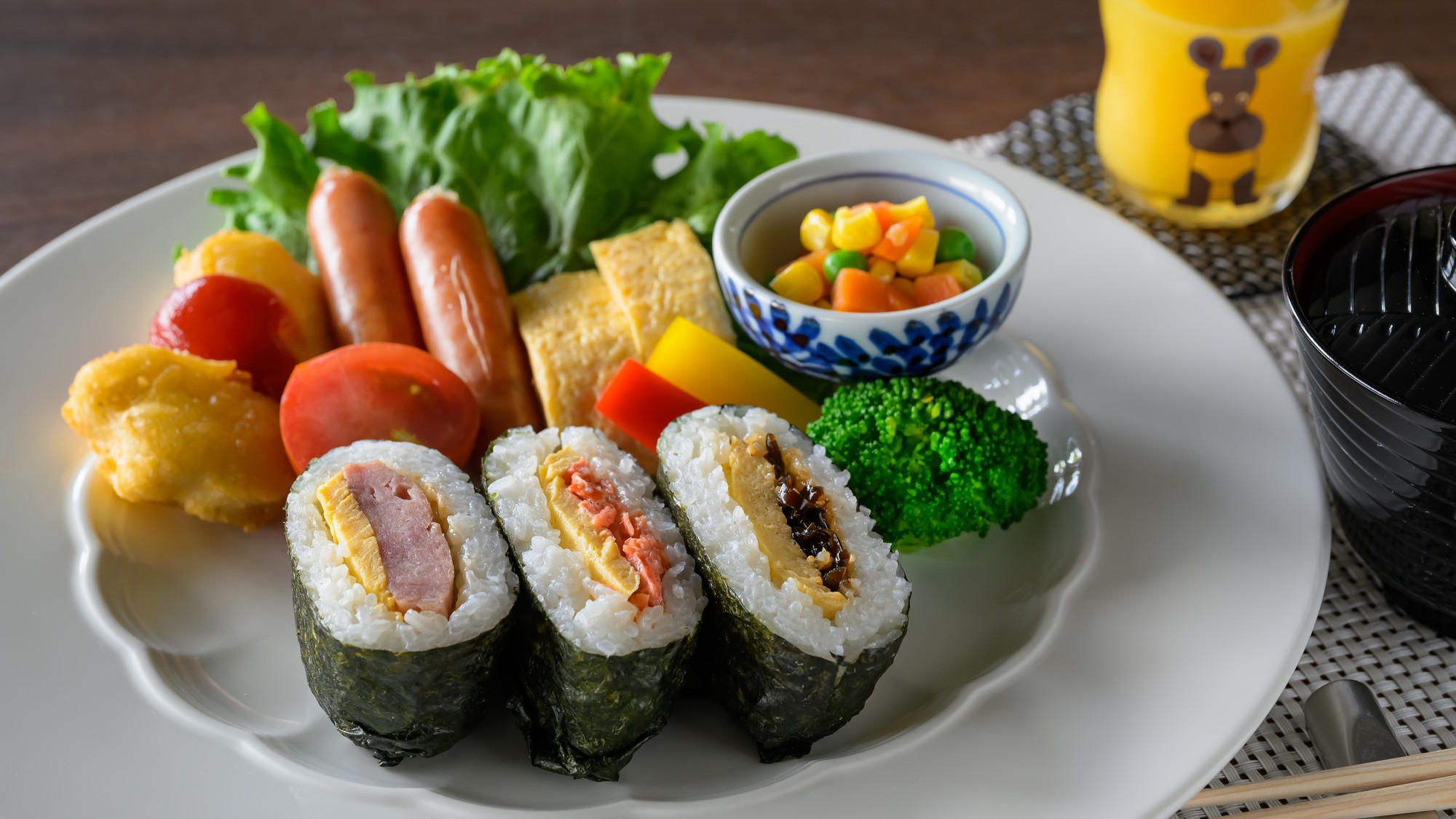 お子様朝食は選べる2タイプ　おにぎりサンドプレート