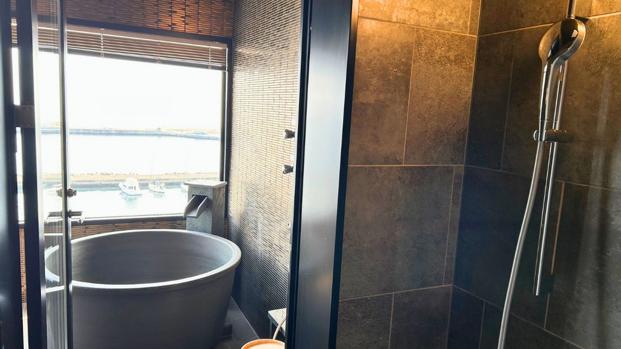 源泉かけ流しの半露天陶器風呂でゆったり湯浴みをお楽しみください。