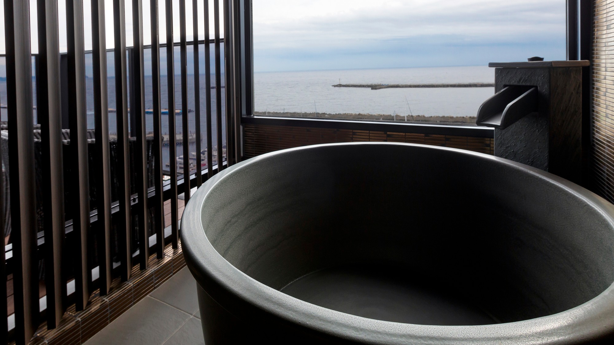 オーシャンセミスイート【最上階洋室～半露天源泉陶器風呂】