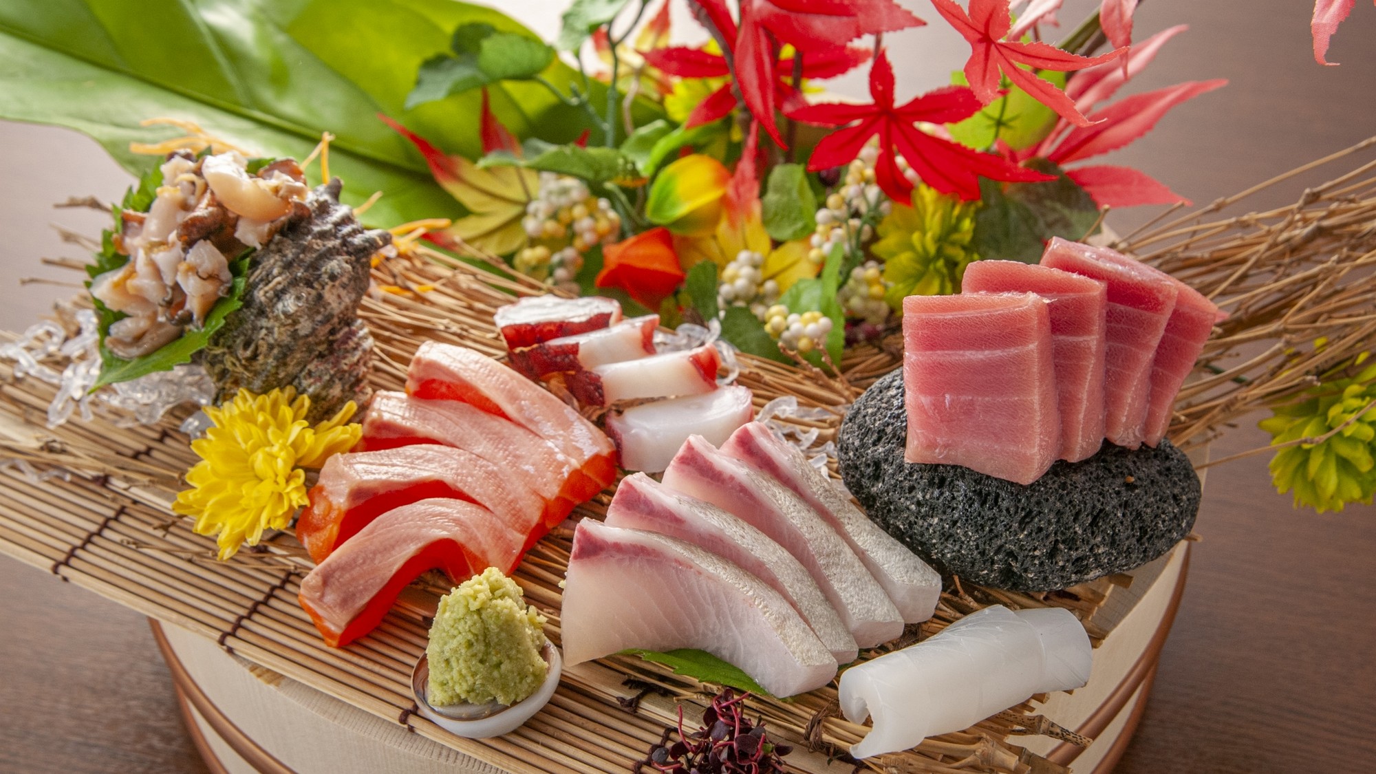 熱海近郊の漁港で水揚げされた魚介や、旬の地元野菜をふんだんに使用。